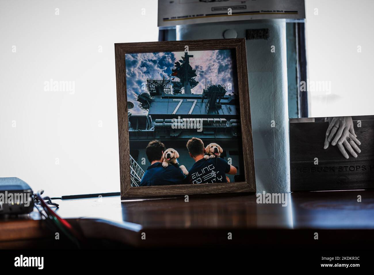 Tour des amerikanischen Flugzeugträgers USS George W. Bush. Fünftausend amerikanische Seeleute des Flugzeugträgers USS George H. W. Bush verbrachten nach der im Mittelmeer stattfindenden Kampfübung Neptun Strike 22,2 fast fünf Tage Urlaub in Split und Umgebung. An dem die kroatische Marine mit einer Reihe von NATO-Verbündeten mit ihrem Raketenschiff „Dubrovnik“ teilnahm. Dieser Flugzeugträger ist der zehnte und letzte der Nimitz-Klasse und nach dem US-Präsidenten Bush (Senior) von 42. benannt, der ebenfalls als erster ehemaliger Präsident diese Ehre erhielt. Es ist genau 333 Meter lang, und re Stockfoto