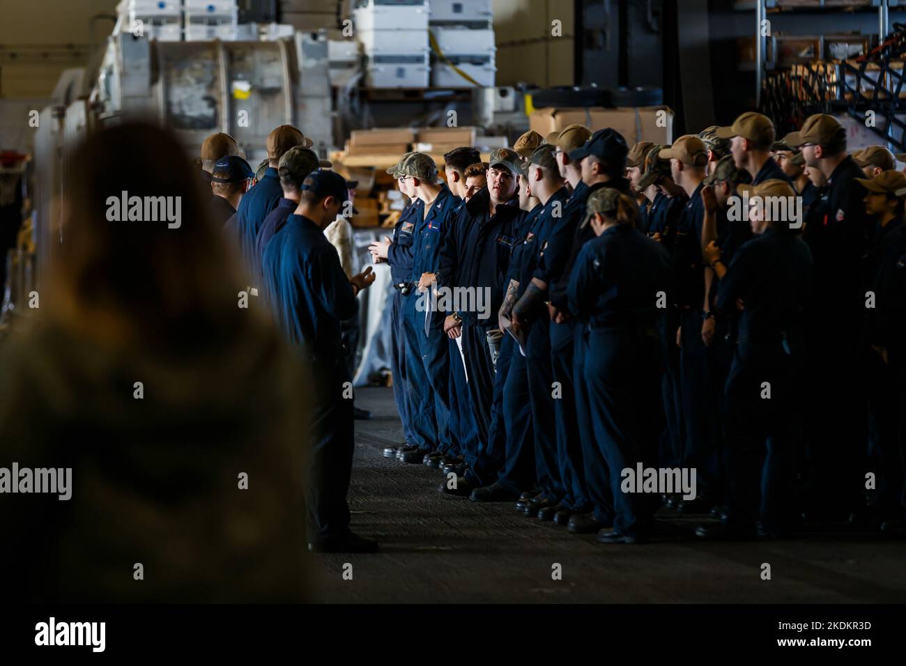 Tour des amerikanischen Flugzeugträgers USS George W. Bush. Fünftausend amerikanische Seeleute des Flugzeugträgers USS George H. W. Bush verbrachten nach der im Mittelmeer stattfindenden Kampfübung Neptun Strike 22,2 fast fünf Tage Urlaub in Split und Umgebung. An dem die kroatische Marine mit einer Reihe von NATO-Verbündeten mit ihrem Raketenschiff „Dubrovnik“ teilnahm. Dieser Flugzeugträger ist der zehnte und letzte der Nimitz-Klasse und nach dem US-Präsidenten Bush (Senior) von 42. benannt, der ebenfalls als erster ehemaliger Präsident diese Ehre erhielt. Es ist genau 333 Meter lang, und re Stockfoto
