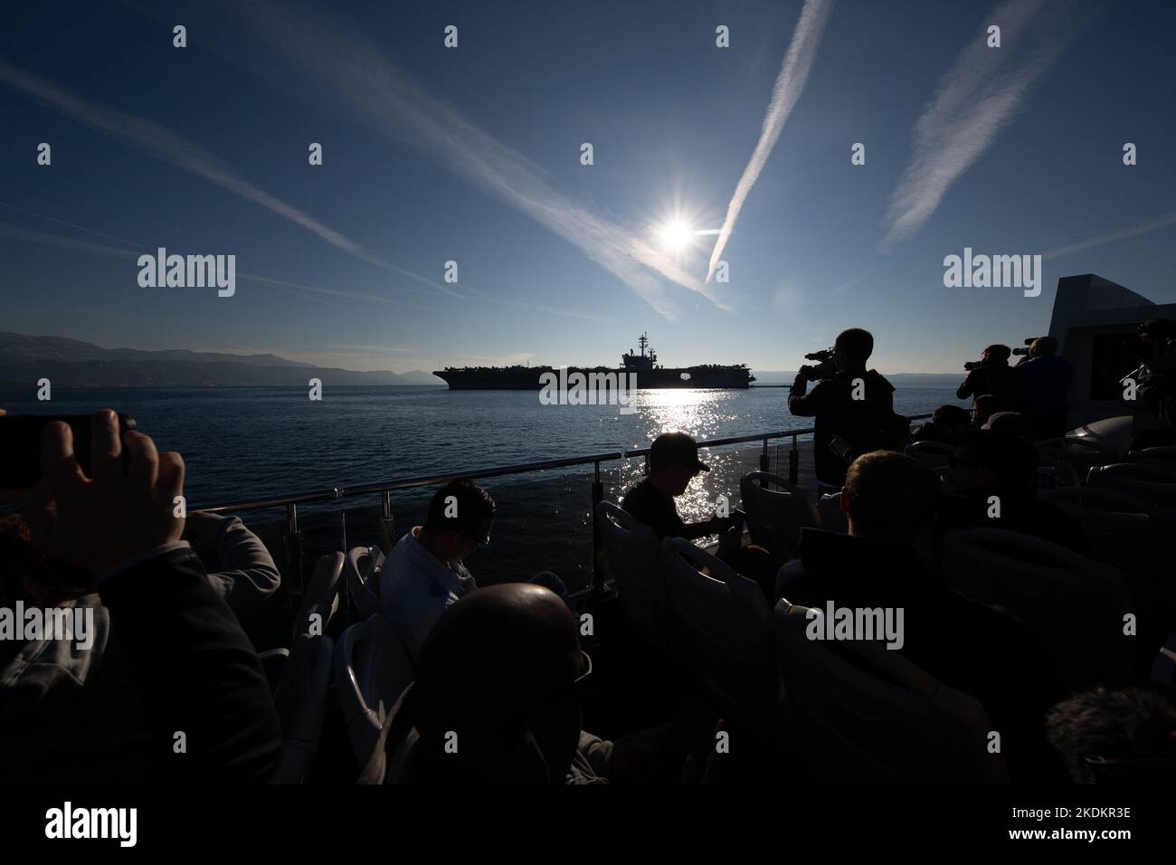 Tour des amerikanischen Flugzeugträgers USS George W. Bush. Fünftausend amerikanische Seeleute des Flugzeugträgers USS George H. W. Bush verbrachten nach der im Mittelmeer stattfindenden Kampfübung Neptun Strike 22,2 fast fünf Tage Urlaub in Split und Umgebung. An dem die kroatische Marine mit einer Reihe von NATO-Verbündeten mit ihrem Raketenschiff „Dubrovnik“ teilnahm. Dieser Flugzeugträger ist der zehnte und letzte der Nimitz-Klasse und nach dem US-Präsidenten Bush (Senior) von 42. benannt, der ebenfalls als erster ehemaliger Präsident diese Ehre erhielt. Es ist genau 333 Meter lang, und re Stockfoto