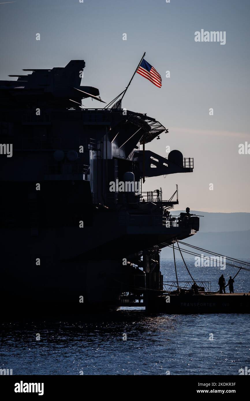 Tour des amerikanischen Flugzeugträgers USS George W. Bush. Fünftausend amerikanische Seeleute des Flugzeugträgers USS George H. W. Bush verbrachten nach der im Mittelmeer stattfindenden Kampfübung Neptun Strike 22,2 fast fünf Tage Urlaub in Split und Umgebung. An dem die kroatische Marine mit einer Reihe von NATO-Verbündeten mit ihrem Raketenschiff „Dubrovnik“ teilnahm. Dieser Flugzeugträger ist der zehnte und letzte der Nimitz-Klasse und nach dem US-Präsidenten Bush (Senior) von 42. benannt, der ebenfalls als erster ehemaliger Präsident diese Ehre erhielt. Es ist genau 333 Meter lang, und re Stockfoto