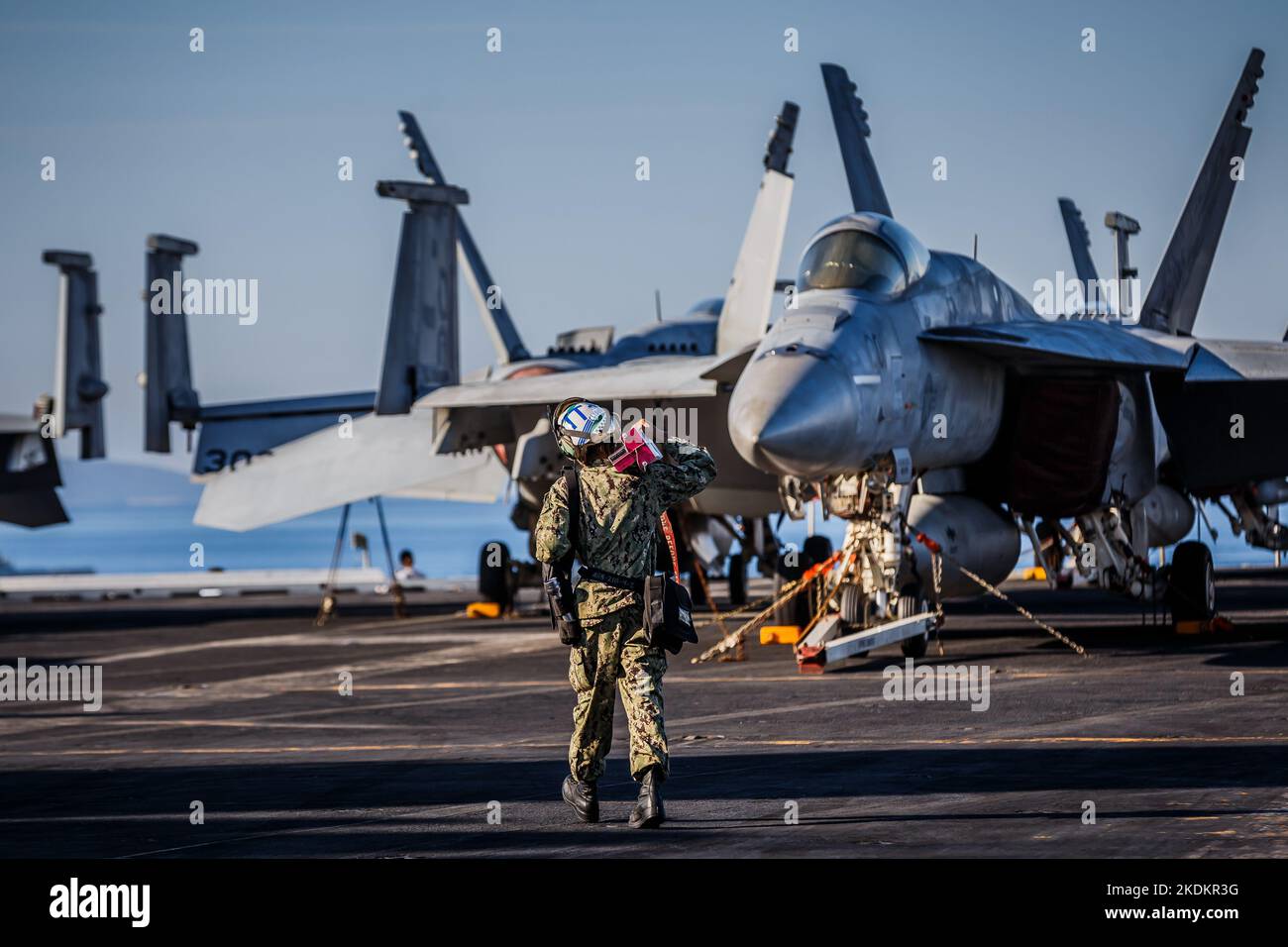 Tour des amerikanischen Flugzeugträgers USS George W. Bush. Fünftausend amerikanische Seeleute des Flugzeugträgers USS George H. W. Bush verbrachten nach der im Mittelmeer stattfindenden Kampfübung Neptun Strike 22,2 fast fünf Tage Urlaub in Split und Umgebung. An dem die kroatische Marine mit einer Reihe von NATO-Verbündeten mit ihrem Raketenschiff „Dubrovnik“ teilnahm. Dieser Flugzeugträger ist der zehnte und letzte der Nimitz-Klasse und nach dem US-Präsidenten Bush (Senior) von 42. benannt, der ebenfalls als erster ehemaliger Präsident diese Ehre erhielt. Es ist genau 333 Meter lang, und re Stockfoto