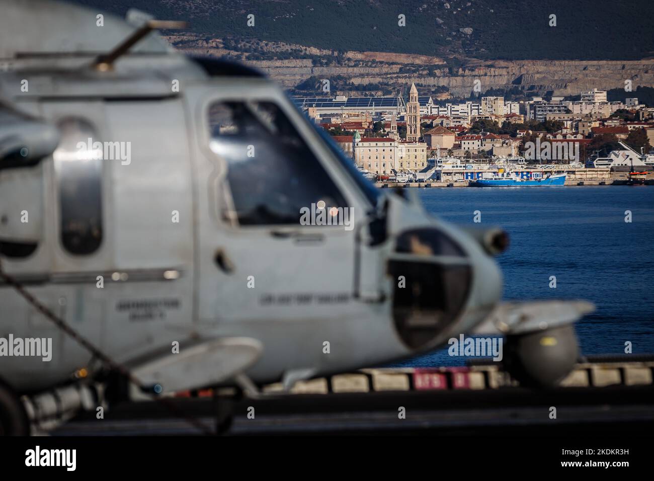 Tour des amerikanischen Flugzeugträgers USS George W. Bush. Fünftausend amerikanische Seeleute des Flugzeugträgers USS George H. W. Bush verbrachten nach der im Mittelmeer stattfindenden Kampfübung Neptun Strike 22,2 fast fünf Tage Urlaub in Split und Umgebung. An dem die kroatische Marine mit einer Reihe von NATO-Verbündeten mit ihrem Raketenschiff „Dubrovnik“ teilnahm. Dieser Flugzeugträger ist der zehnte und letzte der Nimitz-Klasse und nach dem US-Präsidenten Bush (Senior) von 42. benannt, der ebenfalls als erster ehemaliger Präsident diese Ehre erhielt. Es ist genau 333 Meter lang, und re Stockfoto