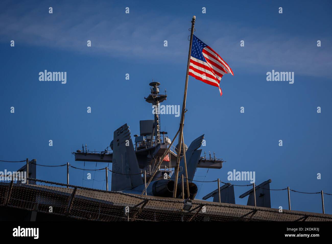 Tour des amerikanischen Flugzeugträgers USS George W. Bush. Fünftausend amerikanische Seeleute des Flugzeugträgers USS George H. W. Bush verbrachten nach der im Mittelmeer stattfindenden Kampfübung Neptun Strike 22,2 fast fünf Tage Urlaub in Split und Umgebung. An dem die kroatische Marine mit einer Reihe von NATO-Verbündeten mit ihrem Raketenschiff „Dubrovnik“ teilnahm. Dieser Flugzeugträger ist der zehnte und letzte der Nimitz-Klasse und nach dem US-Präsidenten Bush (Senior) von 42. benannt, der ebenfalls als erster ehemaliger Präsident diese Ehre erhielt. Es ist genau 333 Meter lang, und re Stockfoto