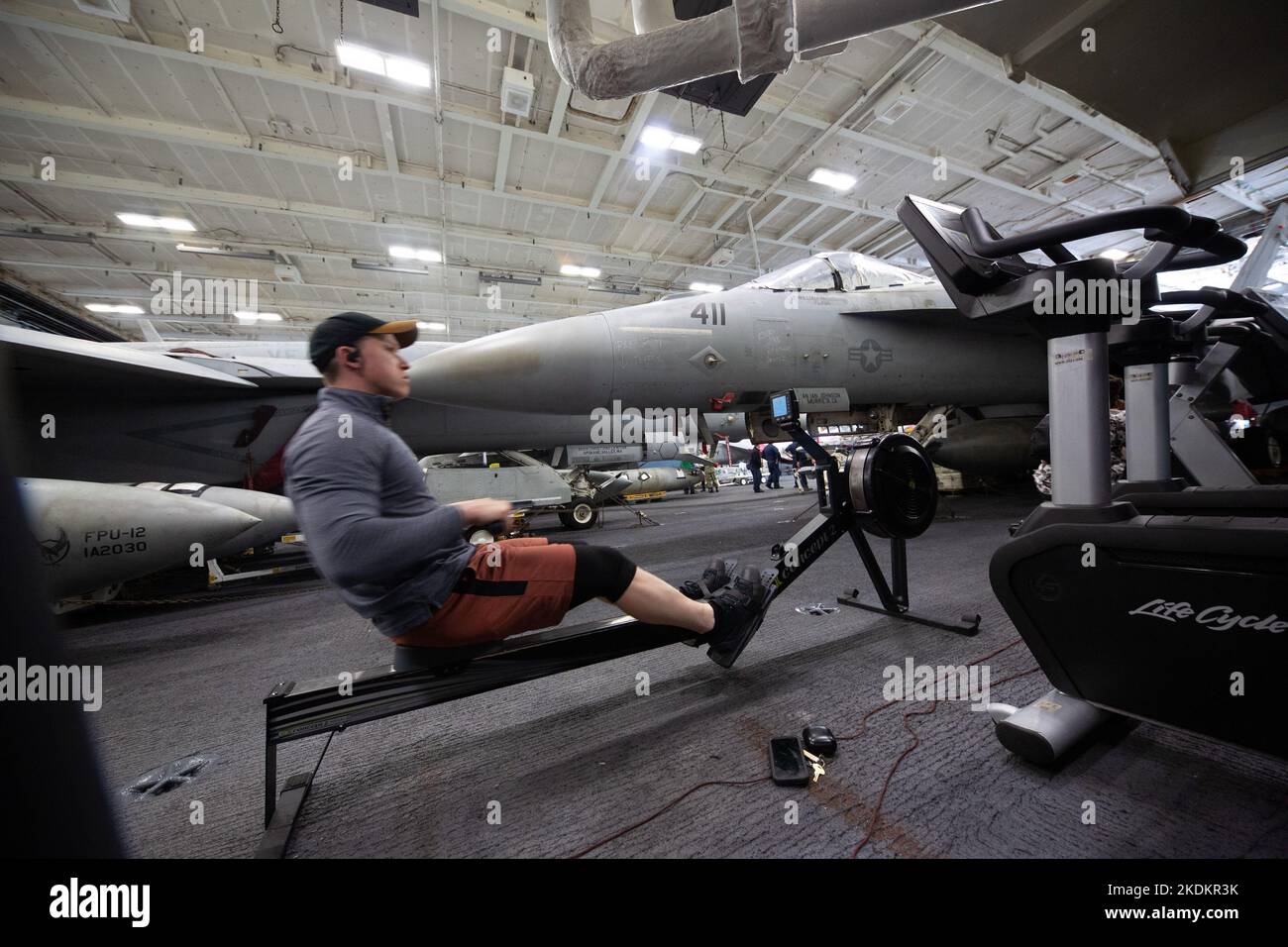 Tour des amerikanischen Flugzeugträgers USS George W. Bush. Fünftausend amerikanische Seeleute des Flugzeugträgers USS George H. W. Bush verbrachten nach der im Mittelmeer stattfindenden Kampfübung Neptun Strike 22,2 fast fünf Tage Urlaub in Split und Umgebung. An dem die kroatische Marine mit einer Reihe von NATO-Verbündeten mit ihrem Raketenschiff „Dubrovnik“ teilnahm. Dieser Flugzeugträger ist der zehnte und letzte der Nimitz-Klasse und nach dem US-Präsidenten Bush (Senior) von 42. benannt, der ebenfalls als erster ehemaliger Präsident diese Ehre erhielt. Es ist genau 333 Meter lang, und re Stockfoto