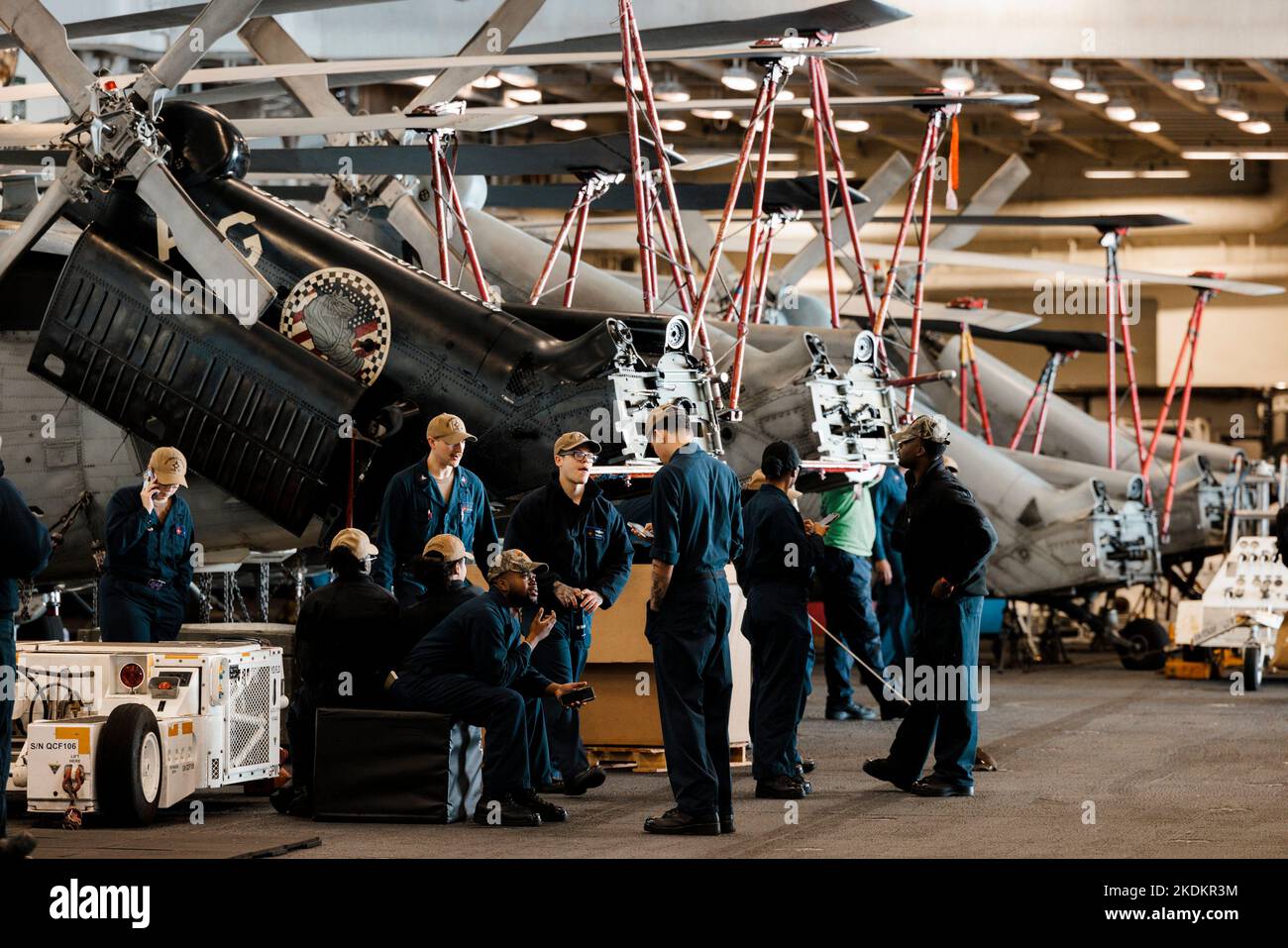 Tour des amerikanischen Flugzeugträgers USS George W. Bush, , in Split, Kroatien, am 07. November, 2022. Fünftausend amerikanische Seeleute des Flugzeugträgers USS George H. W. Bush verbrachten nach der im Mittelmeer abgehaltenen Kampfübung Neptun Strike 22,2 fast fünf Tage Urlaub in Split und Umgebung. An dem die kroatische Marine mit einer Reihe von NATO-Verbündeten mit ihrem Raketenschiff „Dubrovnik“ teilnahm. Dieser Flugzeugträger ist der zehnte und letzte der Nimitz-Klasse und wurde nach dem US-Präsidenten Bush (Senior) von 42. benannt, der ebenfalls der erste ehemalige Präsident war, der dies erhielt Stockfoto