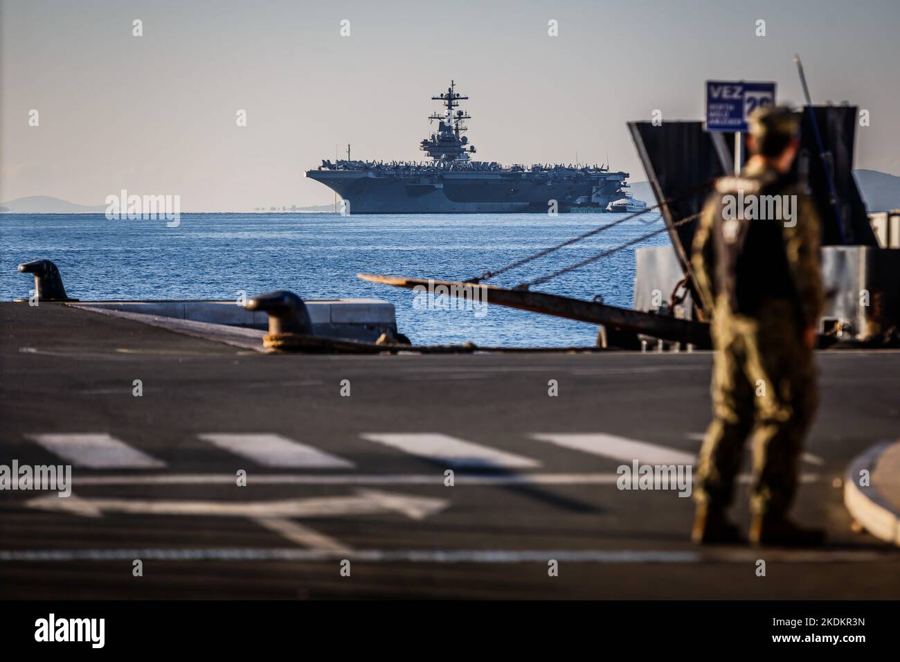 Tour des amerikanischen Flugzeugträgers USS George W. Bush. Fünftausend amerikanische Seeleute des Flugzeugträgers USS George H. W. Bush verbrachten nach der im Mittelmeer stattfindenden Kampfübung Neptun Strike 22,2 fast fünf Tage Urlaub in Split und Umgebung. An dem die kroatische Marine mit einer Reihe von NATO-Verbündeten mit ihrem Raketenschiff „Dubrovnik“ teilnahm. Dieser Flugzeugträger ist der zehnte und letzte der Nimitz-Klasse und nach dem US-Präsidenten Bush (Senior) von 42. benannt, der ebenfalls als erster ehemaliger Präsident diese Ehre erhielt. Es ist genau 333 Meter lang, und re Stockfoto