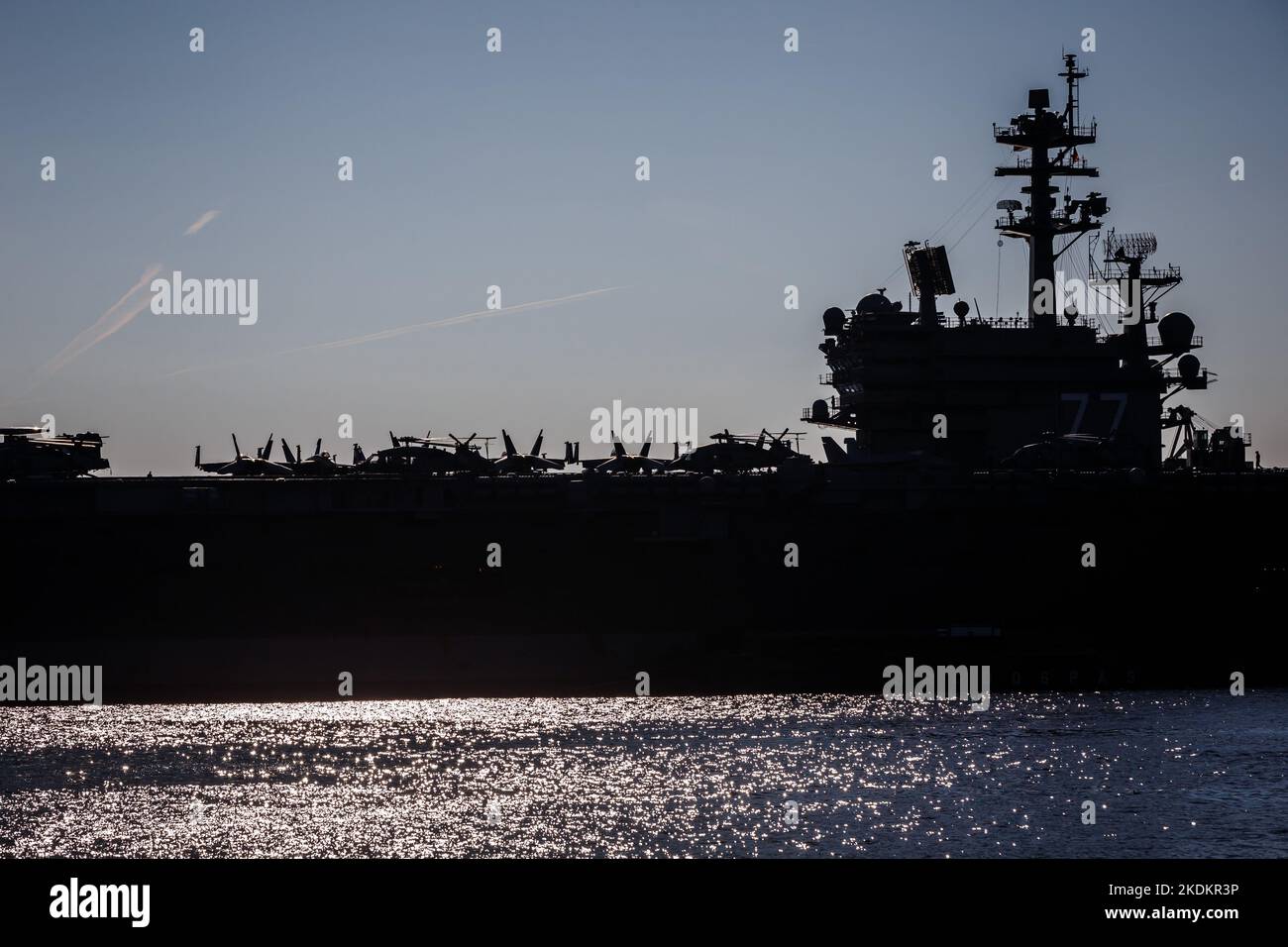 Tour des amerikanischen Flugzeugträgers USS George W. Bush. Fünftausend amerikanische Seeleute des Flugzeugträgers USS George H. W. Bush verbrachten nach der im Mittelmeer stattfindenden Kampfübung Neptun Strike 22,2 fast fünf Tage Urlaub in Split und Umgebung. An dem die kroatische Marine mit einer Reihe von NATO-Verbündeten mit ihrem Raketenschiff „Dubrovnik“ teilnahm. Dieser Flugzeugträger ist der zehnte und letzte der Nimitz-Klasse und nach dem US-Präsidenten Bush (Senior) von 42. benannt, der ebenfalls als erster ehemaliger Präsident diese Ehre erhielt. Es ist genau 333 Meter lang, und re Stockfoto