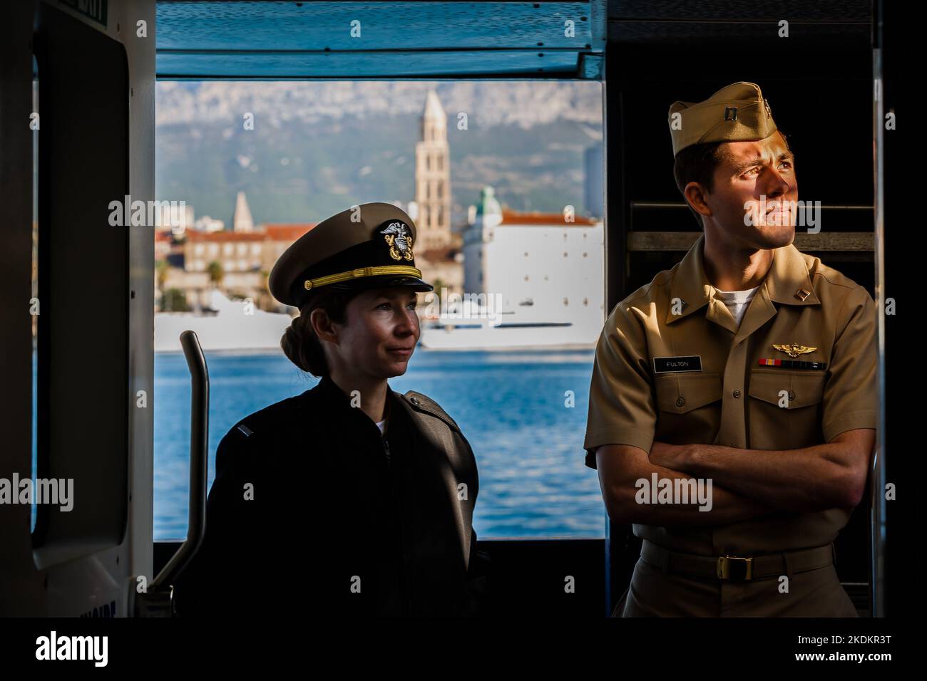 Tour des amerikanischen Flugzeugträgers USS George W. Bush. Fünftausend amerikanische Seeleute des Flugzeugträgers USS George H. W. Bush verbrachten nach der im Mittelmeer stattfindenden Kampfübung Neptun Strike 22,2 fast fünf Tage Urlaub in Split und Umgebung. An dem die kroatische Marine mit einer Reihe von NATO-Verbündeten mit ihrem Raketenschiff „Dubrovnik“ teilnahm. Dieser Flugzeugträger ist der zehnte und letzte der Nimitz-Klasse und nach dem US-Präsidenten Bush (Senior) von 42. benannt, der ebenfalls als erster ehemaliger Präsident diese Ehre erhielt. Es ist genau 333 Meter lang, und re Stockfoto