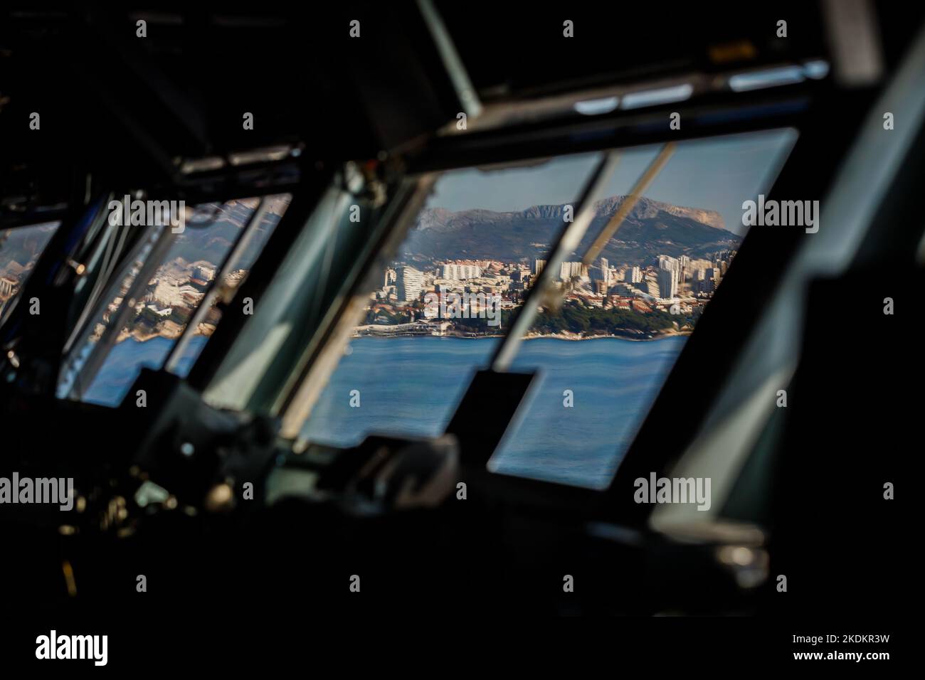 Tour des amerikanischen Flugzeugträgers USS George W. Bush. Fünftausend amerikanische Seeleute des Flugzeugträgers USS George H. W. Bush verbrachten nach der im Mittelmeer stattfindenden Kampfübung Neptun Strike 22,2 fast fünf Tage Urlaub in Split und Umgebung. An dem die kroatische Marine mit einer Reihe von NATO-Verbündeten mit ihrem Raketenschiff „Dubrovnik“ teilnahm. Dieser Flugzeugträger ist der zehnte und letzte der Nimitz-Klasse und nach dem US-Präsidenten Bush (Senior) von 42. benannt, der ebenfalls als erster ehemaliger Präsident diese Ehre erhielt. Es ist genau 333 Meter lang, und re Stockfoto