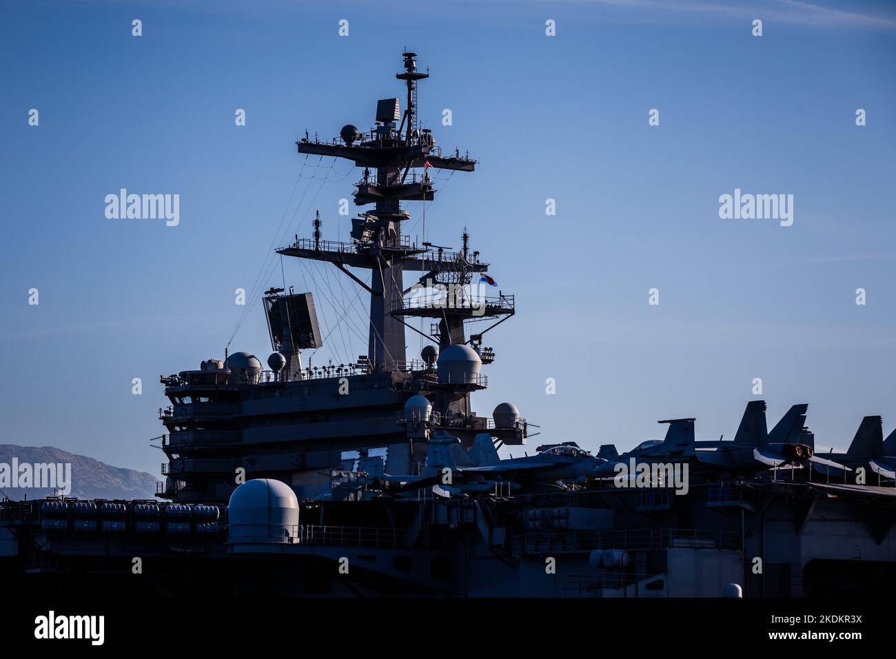 Tour des amerikanischen Flugzeugträgers USS George W. Bush. Fünftausend amerikanische Seeleute des Flugzeugträgers USS George H. W. Bush verbrachten nach der im Mittelmeer stattfindenden Kampfübung Neptun Strike 22,2 fast fünf Tage Urlaub in Split und Umgebung. An dem die kroatische Marine mit einer Reihe von NATO-Verbündeten mit ihrem Raketenschiff „Dubrovnik“ teilnahm. Dieser Flugzeugträger ist der zehnte und letzte der Nimitz-Klasse und nach dem US-Präsidenten Bush (Senior) von 42. benannt, der ebenfalls als erster ehemaliger Präsident diese Ehre erhielt. Es ist genau 333 Meter lang, und re Stockfoto
