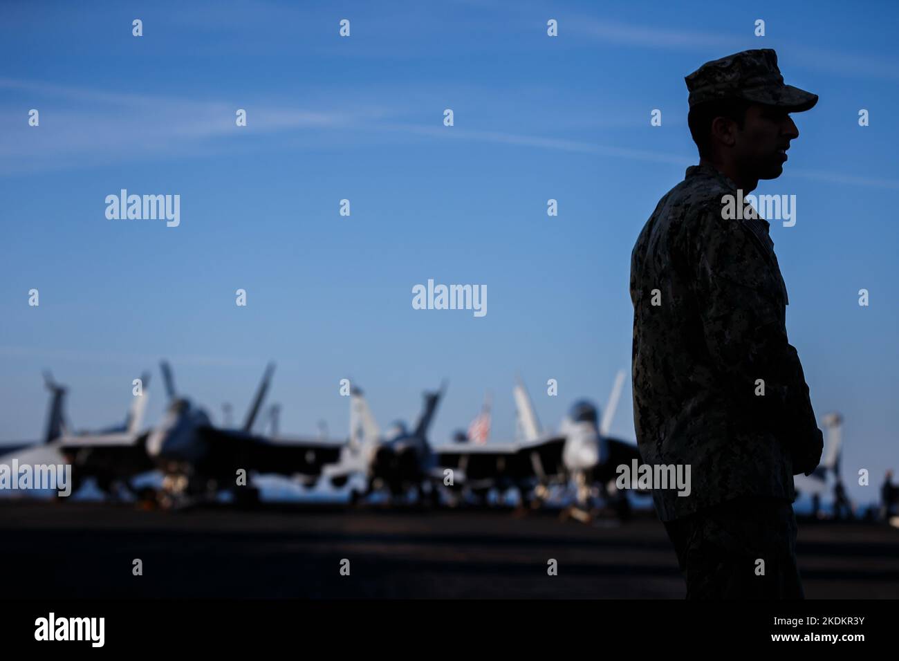 Tour des amerikanischen Flugzeugträgers USS George W. Bush. Fünftausend amerikanische Seeleute des Flugzeugträgers USS George H. W. Bush verbrachten nach der im Mittelmeer stattfindenden Kampfübung Neptun Strike 22,2 fast fünf Tage Urlaub in Split und Umgebung. An dem die kroatische Marine mit einer Reihe von NATO-Verbündeten mit ihrem Raketenschiff „Dubrovnik“ teilnahm. Dieser Flugzeugträger ist der zehnte und letzte der Nimitz-Klasse und nach dem US-Präsidenten Bush (Senior) von 42. benannt, der ebenfalls als erster ehemaliger Präsident diese Ehre erhielt. Es ist genau 333 Meter lang, und re Stockfoto