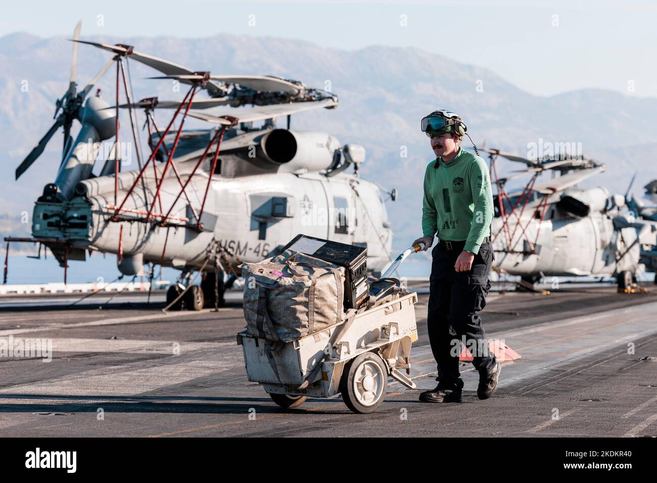 Tour des amerikanischen Flugzeugträgers USS George W. Bush, , in Split, Kroatien, am 07. November, 2022. Fünftausend amerikanische Seeleute des Flugzeugträgers USS George H. W. Bush verbrachten nach der im Mittelmeer abgehaltenen Kampfübung Neptun Strike 22,2 fast fünf Tage Urlaub in Split und Umgebung. An dem die kroatische Marine mit einer Reihe von NATO-Verbündeten mit ihrem Raketenschiff „Dubrovnik“ teilnahm. Dieser Flugzeugträger ist der zehnte und letzte der Nimitz-Klasse und wurde nach dem US-Präsidenten Bush (Senior) von 42. benannt, der ebenfalls der erste ehemalige Präsident war, der dies erhielt Stockfoto