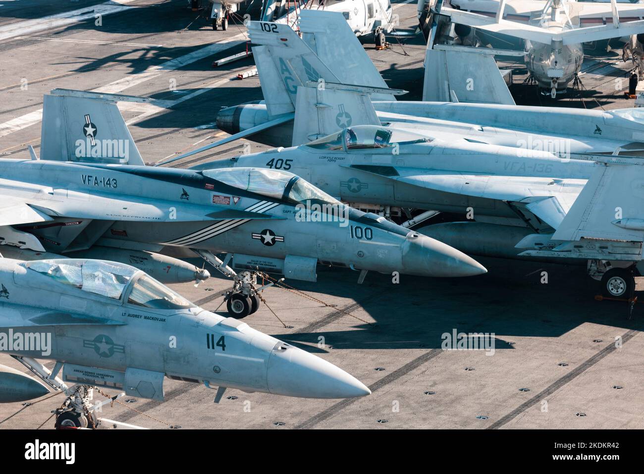 Tour des amerikanischen Flugzeugträgers USS George W. Bush, , in Split, Kroatien, am 07. November, 2022. Fünftausend amerikanische Seeleute des Flugzeugträgers USS George H. W. Bush verbrachten nach der im Mittelmeer abgehaltenen Kampfübung Neptun Strike 22,2 fast fünf Tage Urlaub in Split und Umgebung. An dem die kroatische Marine mit einer Reihe von NATO-Verbündeten mit ihrem Raketenschiff „Dubrovnik“ teilnahm. Dieser Flugzeugträger ist der zehnte und letzte der Nimitz-Klasse und wurde nach dem US-Präsidenten Bush (Senior) von 42. benannt, der ebenfalls der erste ehemalige Präsident war, der dies erhielt Stockfoto