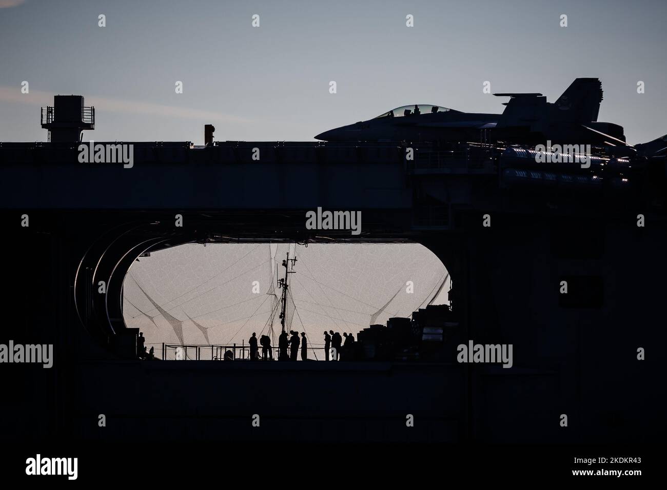 Tour des amerikanischen Flugzeugträgers USS George W. Bush. Fünftausend amerikanische Seeleute des Flugzeugträgers USS George H. W. Bush verbrachten nach der im Mittelmeer stattfindenden Kampfübung Neptun Strike 22,2 fast fünf Tage Urlaub in Split und Umgebung. An dem die kroatische Marine mit einer Reihe von NATO-Verbündeten mit ihrem Raketenschiff „Dubrovnik“ teilnahm. Dieser Flugzeugträger ist der zehnte und letzte der Nimitz-Klasse und nach dem US-Präsidenten Bush (Senior) von 42. benannt, der ebenfalls als erster ehemaliger Präsident diese Ehre erhielt. Es ist genau 333 Meter lang, und re Stockfoto