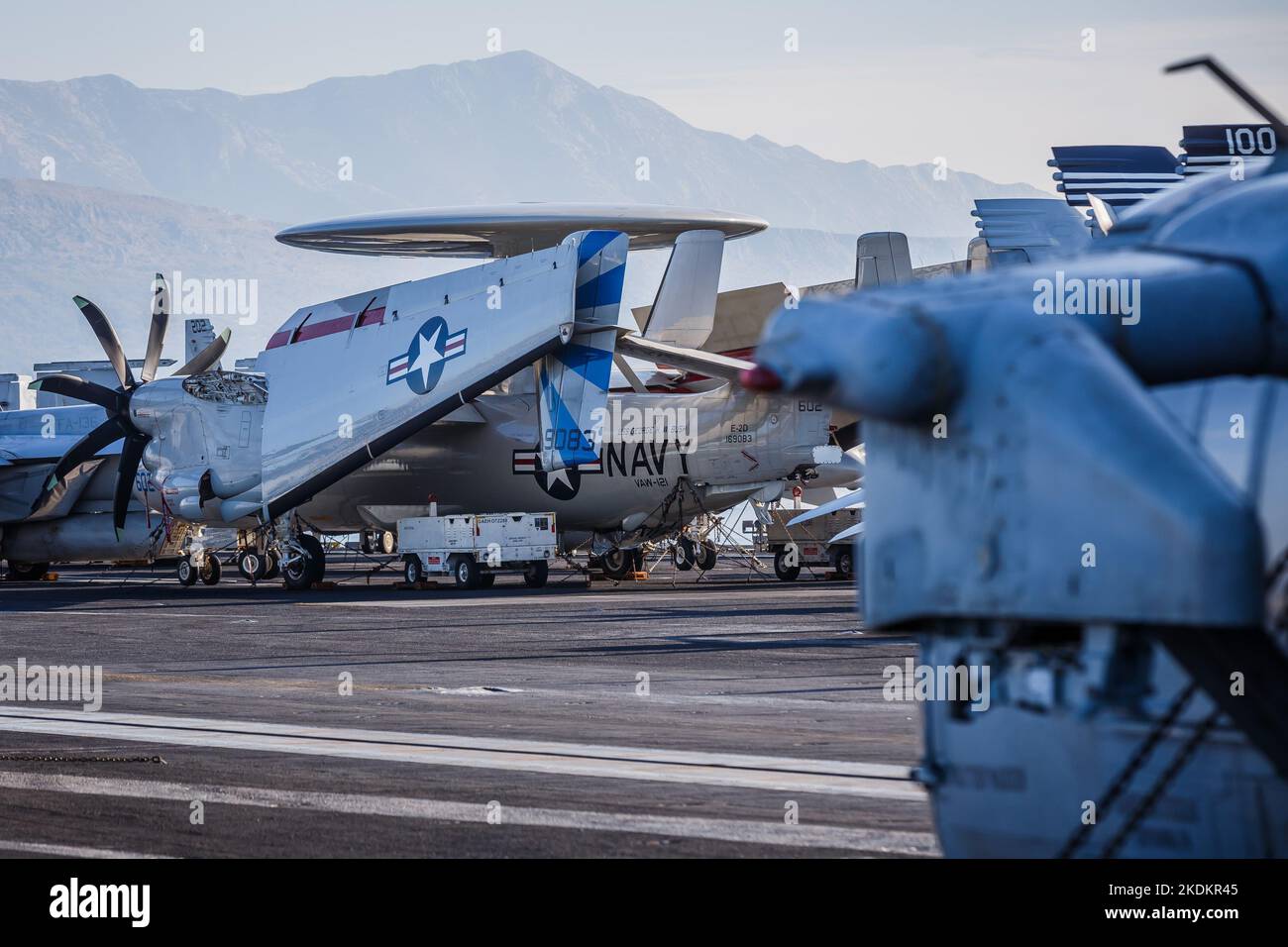 Tour des amerikanischen Flugzeugträgers USS George W. Bush. Fünftausend amerikanische Seeleute des Flugzeugträgers USS George H. W. Bush verbrachten nach der im Mittelmeer stattfindenden Kampfübung Neptun Strike 22,2 fast fünf Tage Urlaub in Split und Umgebung. An dem die kroatische Marine mit einer Reihe von NATO-Verbündeten mit ihrem Raketenschiff „Dubrovnik“ teilnahm. Dieser Flugzeugträger ist der zehnte und letzte der Nimitz-Klasse und nach dem US-Präsidenten Bush (Senior) von 42. benannt, der ebenfalls als erster ehemaliger Präsident diese Ehre erhielt. Es ist genau 333 Meter lang, und re Stockfoto