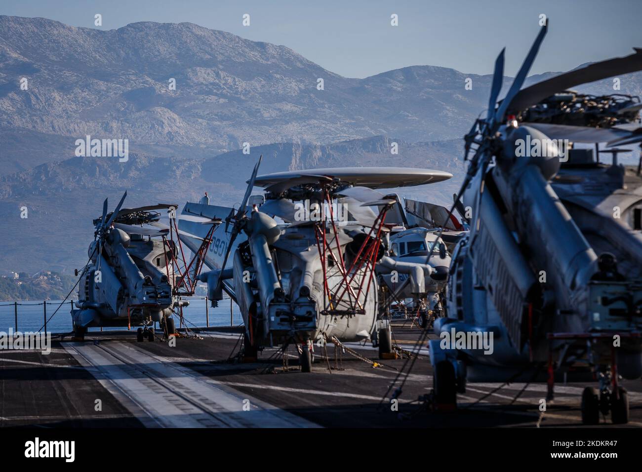 Tour des amerikanischen Flugzeugträgers USS George W. Bush. Fünftausend amerikanische Seeleute des Flugzeugträgers USS George H. W. Bush verbrachten nach der im Mittelmeer stattfindenden Kampfübung Neptun Strike 22,2 fast fünf Tage Urlaub in Split und Umgebung. An dem die kroatische Marine mit einer Reihe von NATO-Verbündeten mit ihrem Raketenschiff „Dubrovnik“ teilnahm. Dieser Flugzeugträger ist der zehnte und letzte der Nimitz-Klasse und nach dem US-Präsidenten Bush (Senior) von 42. benannt, der ebenfalls als erster ehemaliger Präsident diese Ehre erhielt. Es ist genau 333 Meter lang, und re Stockfoto