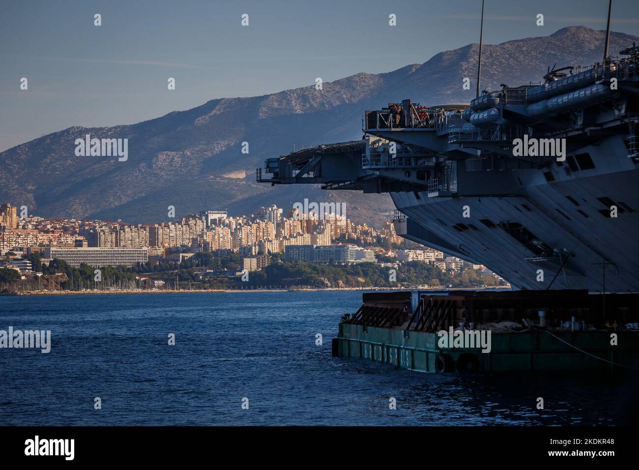 Tour des amerikanischen Flugzeugträgers USS George W. Bush. Fünftausend amerikanische Seeleute des Flugzeugträgers USS George H. W. Bush verbrachten nach der im Mittelmeer stattfindenden Kampfübung Neptun Strike 22,2 fast fünf Tage Urlaub in Split und Umgebung. An dem die kroatische Marine mit einer Reihe von NATO-Verbündeten mit ihrem Raketenschiff „Dubrovnik“ teilnahm. Dieser Flugzeugträger ist der zehnte und letzte der Nimitz-Klasse und nach dem US-Präsidenten Bush (Senior) von 42. benannt, der ebenfalls als erster ehemaliger Präsident diese Ehre erhielt. Es ist genau 333 Meter lang, und re Stockfoto
