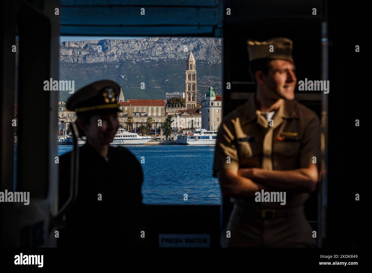 Tour des amerikanischen Flugzeugträgers USS George W. Bush. Fünftausend amerikanische Seeleute des Flugzeugträgers USS George H. W. Bush verbrachten nach der im Mittelmeer stattfindenden Kampfübung Neptun Strike 22,2 fast fünf Tage Urlaub in Split und Umgebung. An dem die kroatische Marine mit einer Reihe von NATO-Verbündeten mit ihrem Raketenschiff „Dubrovnik“ teilnahm. Dieser Flugzeugträger ist der zehnte und letzte der Nimitz-Klasse und nach dem US-Präsidenten Bush (Senior) von 42. benannt, der ebenfalls als erster ehemaliger Präsident diese Ehre erhielt. Es ist genau 333 Meter lang, und re Stockfoto
