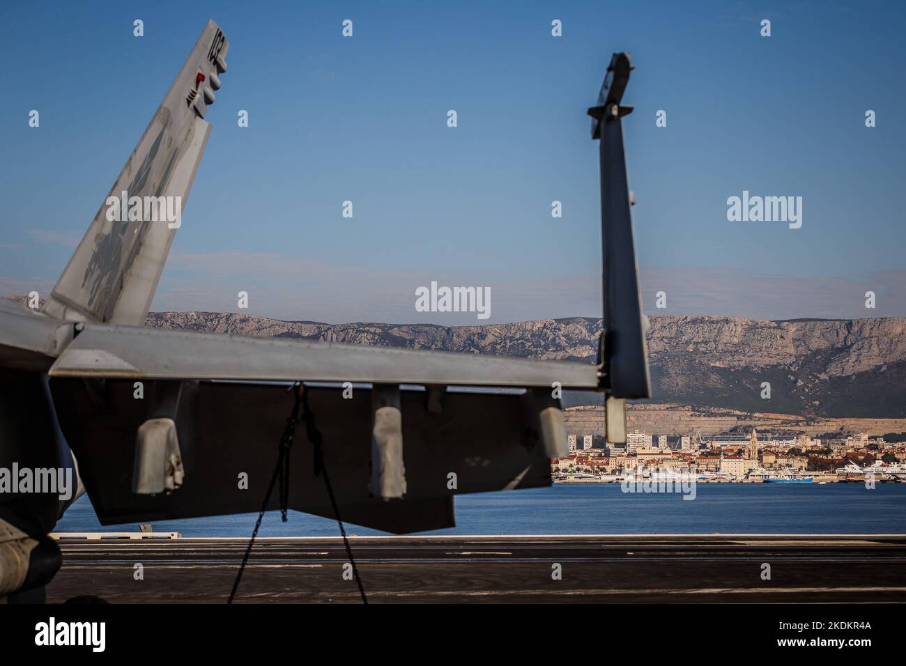 Tour des amerikanischen Flugzeugträgers USS George W. Bush. Fünftausend amerikanische Seeleute des Flugzeugträgers USS George H. W. Bush verbrachten nach der im Mittelmeer stattfindenden Kampfübung Neptun Strike 22,2 fast fünf Tage Urlaub in Split und Umgebung. An dem die kroatische Marine mit einer Reihe von NATO-Verbündeten mit ihrem Raketenschiff „Dubrovnik“ teilnahm. Dieser Flugzeugträger ist der zehnte und letzte der Nimitz-Klasse und nach dem US-Präsidenten Bush (Senior) von 42. benannt, der ebenfalls als erster ehemaliger Präsident diese Ehre erhielt. Es ist genau 333 Meter lang, und re Stockfoto
