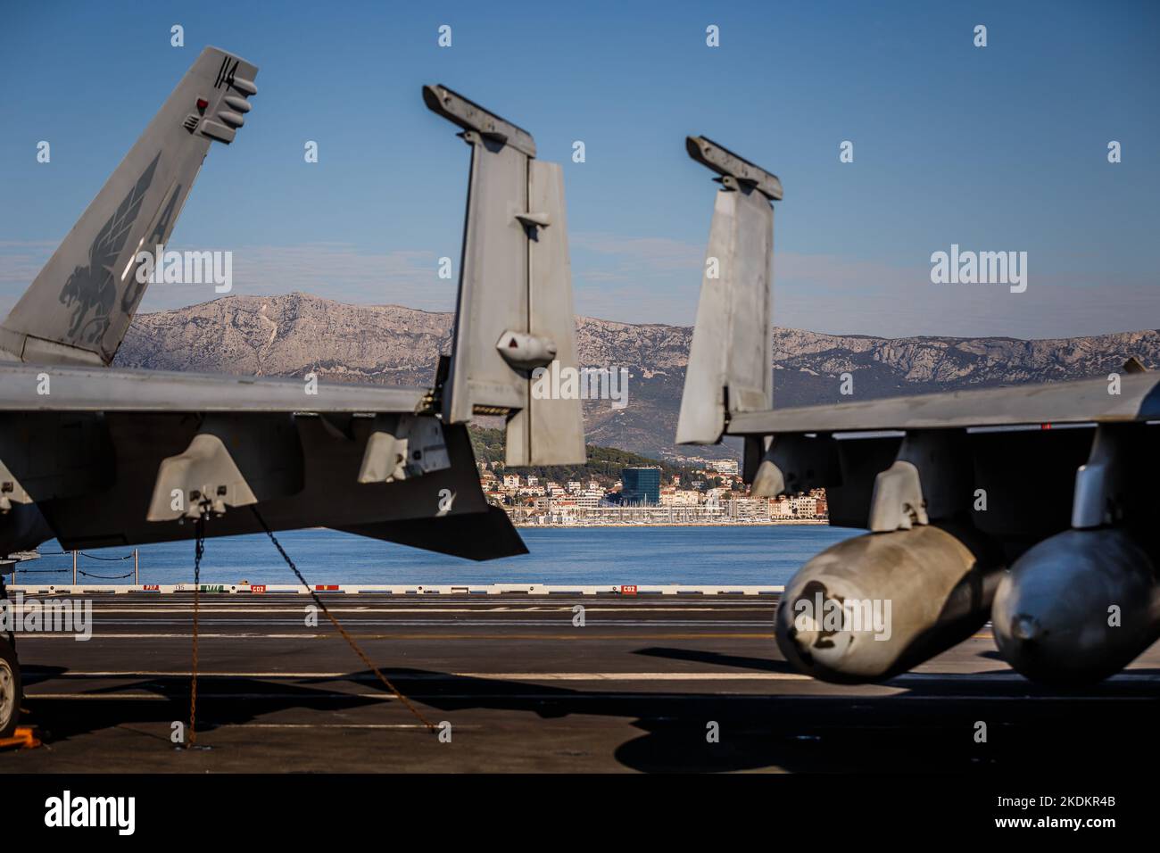 Tour des amerikanischen Flugzeugträgers USS George W. Bush. Fünftausend amerikanische Seeleute des Flugzeugträgers USS George H. W. Bush verbrachten nach der im Mittelmeer stattfindenden Kampfübung Neptun Strike 22,2 fast fünf Tage Urlaub in Split und Umgebung. An dem die kroatische Marine mit einer Reihe von NATO-Verbündeten mit ihrem Raketenschiff „Dubrovnik“ teilnahm. Dieser Flugzeugträger ist der zehnte und letzte der Nimitz-Klasse und nach dem US-Präsidenten Bush (Senior) von 42. benannt, der ebenfalls als erster ehemaliger Präsident diese Ehre erhielt. Es ist genau 333 Meter lang, und re Stockfoto