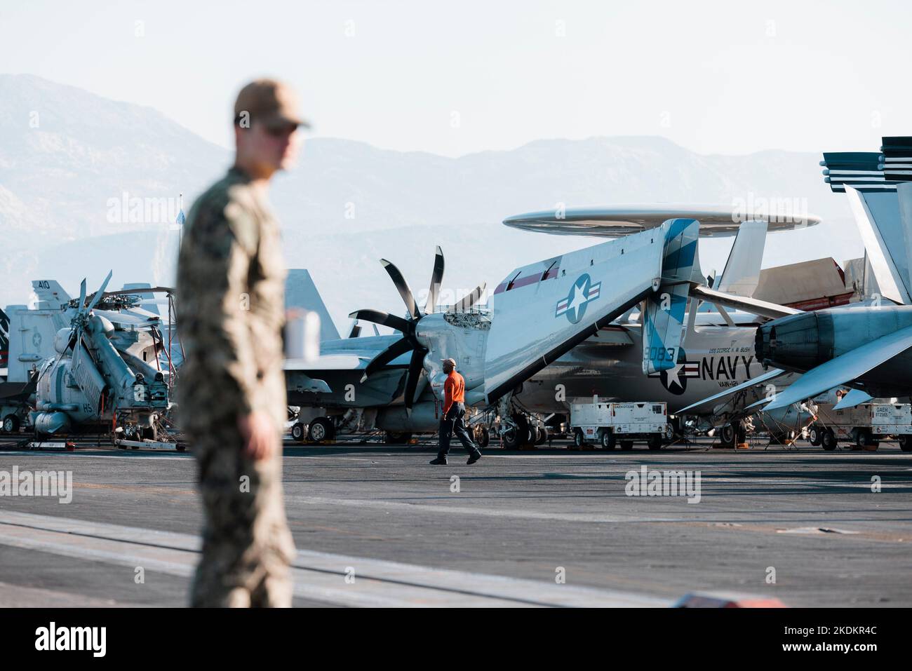 Tour des amerikanischen Flugzeugträgers USS George W. Bush, , in Split, Kroatien, am 07. November, 2022. Fünftausend amerikanische Seeleute des Flugzeugträgers USS George H. W. Bush verbrachten nach der im Mittelmeer abgehaltenen Kampfübung Neptun Strike 22,2 fast fünf Tage Urlaub in Split und Umgebung. An dem die kroatische Marine mit einer Reihe von NATO-Verbündeten mit ihrem Raketenschiff „Dubrovnik“ teilnahm. Dieser Flugzeugträger ist der zehnte und letzte der Nimitz-Klasse und wurde nach dem US-Präsidenten Bush (Senior) von 42. benannt, der ebenfalls der erste ehemalige Präsident war, der dies erhielt Stockfoto