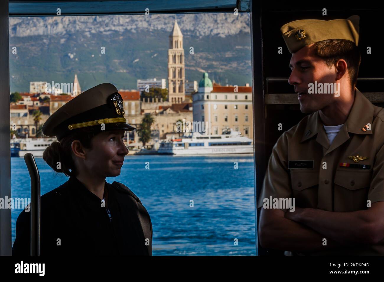 Tour des amerikanischen Flugzeugträgers USS George W. Bush. Fünftausend amerikanische Seeleute des Flugzeugträgers USS George H. W. Bush verbrachten nach der im Mittelmeer stattfindenden Kampfübung Neptun Strike 22,2 fast fünf Tage Urlaub in Split und Umgebung. An dem die kroatische Marine mit einer Reihe von NATO-Verbündeten mit ihrem Raketenschiff „Dubrovnik“ teilnahm. Dieser Flugzeugträger ist der zehnte und letzte der Nimitz-Klasse und nach dem US-Präsidenten Bush (Senior) von 42. benannt, der ebenfalls als erster ehemaliger Präsident diese Ehre erhielt. Es ist genau 333 Meter lang, und re Stockfoto