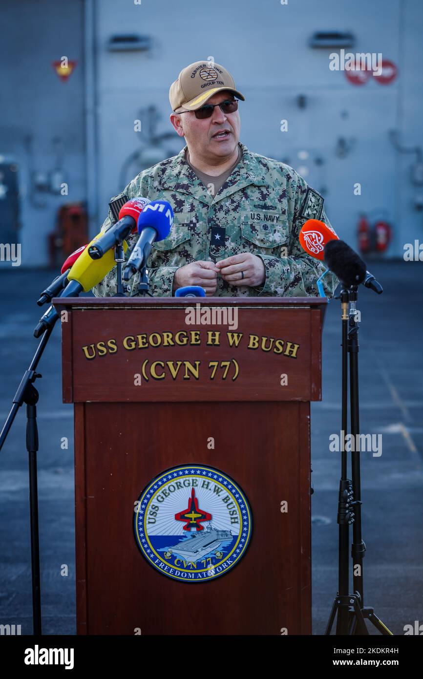 Admiral Dennis Velez spricht auf einer Pressekonferenz während der Tour des amerikanischen Flugzeugträgers USS George W. Bush. Fünftausend amerikanische Seeleute des Flugzeugträgers USS George H. W. Bush verbrachten nach der im Mittelmeer stattfindenden Kampfübung Neptun Strike 22,2 fast fünf Tage Urlaub in Split und Umgebung. An dem die kroatische Marine mit einer Reihe von NATO-Verbündeten mit ihrem Raketenschiff „Dubrovnik“ teilnahm. Dieser Flugzeugträger ist der zehnte und letzte der Nimitz-Klasse und nach dem US-Präsidenten Bush (Senior) von 42. benannt, der ebenfalls der erste ehemalige Präsident war Stockfoto