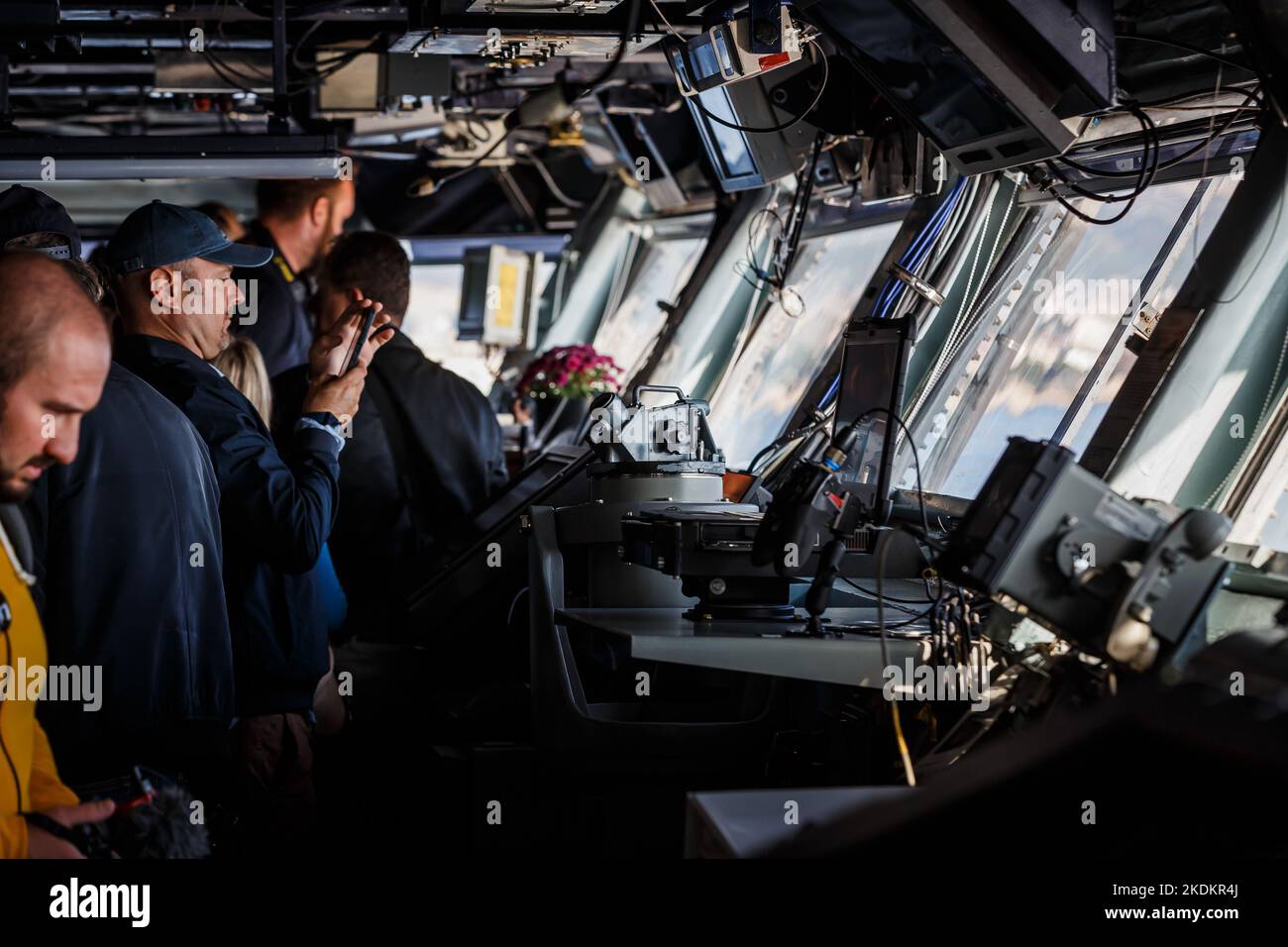 Tour des amerikanischen Flugzeugträgers USS George W. Bush. Fünftausend amerikanische Seeleute des Flugzeugträgers USS George H. W. Bush verbrachten nach der im Mittelmeer stattfindenden Kampfübung Neptun Strike 22,2 fast fünf Tage Urlaub in Split und Umgebung. An dem die kroatische Marine mit einer Reihe von NATO-Verbündeten mit ihrem Raketenschiff „Dubrovnik“ teilnahm. Dieser Flugzeugträger ist der zehnte und letzte der Nimitz-Klasse und nach dem US-Präsidenten Bush (Senior) von 42. benannt, der ebenfalls als erster ehemaliger Präsident diese Ehre erhielt. Es ist genau 333 Meter lang, und re Stockfoto