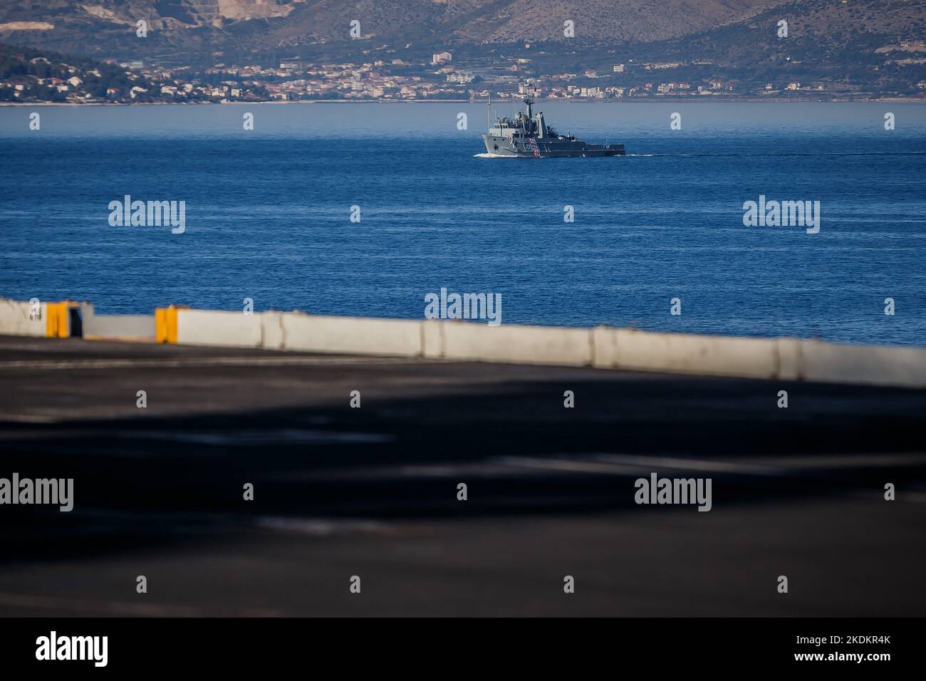 Tour des amerikanischen Flugzeugträgers USS George W. Bush. Fünftausend amerikanische Seeleute des Flugzeugträgers USS George H. W. Bush verbrachten nach der im Mittelmeer stattfindenden Kampfübung Neptun Strike 22,2 fast fünf Tage Urlaub in Split und Umgebung. An dem die kroatische Marine mit einer Reihe von NATO-Verbündeten mit ihrem Raketenschiff „Dubrovnik“ teilnahm. Dieser Flugzeugträger ist der zehnte und letzte der Nimitz-Klasse und nach dem US-Präsidenten Bush (Senior) von 42. benannt, der ebenfalls als erster ehemaliger Präsident diese Ehre erhielt. Es ist genau 333 Meter lang, und re Stockfoto