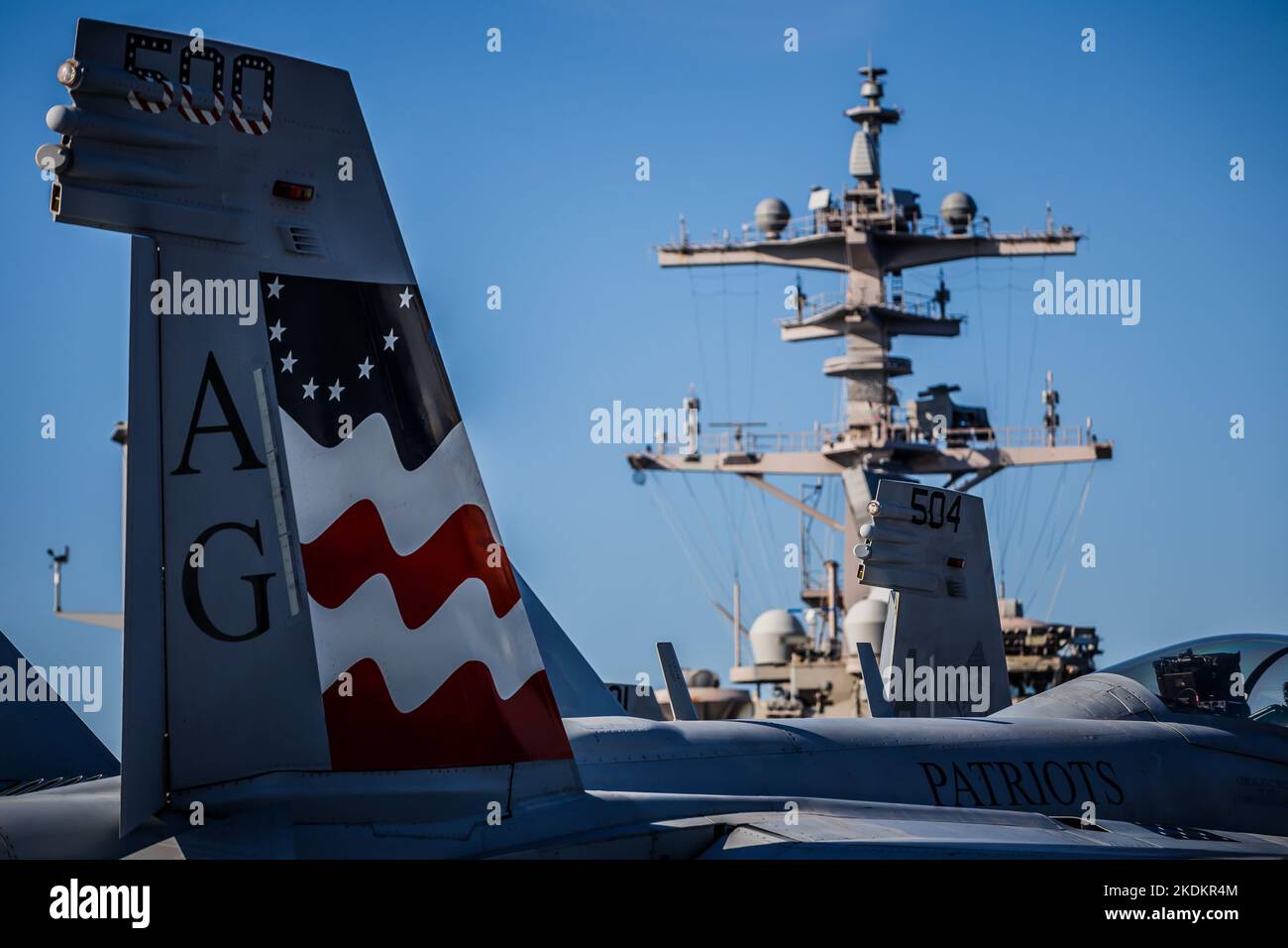 Tour des amerikanischen Flugzeugträgers USS George W. Bush. Fünftausend amerikanische Seeleute des Flugzeugträgers USS George H. W. Bush verbrachten nach der im Mittelmeer stattfindenden Kampfübung Neptun Strike 22,2 fast fünf Tage Urlaub in Split und Umgebung. An dem die kroatische Marine mit einer Reihe von NATO-Verbündeten mit ihrem Raketenschiff „Dubrovnik“ teilnahm. Dieser Flugzeugträger ist der zehnte und letzte der Nimitz-Klasse und nach dem US-Präsidenten Bush (Senior) von 42. benannt, der ebenfalls als erster ehemaliger Präsident diese Ehre erhielt. Es ist genau 333 Meter lang, und re Stockfoto