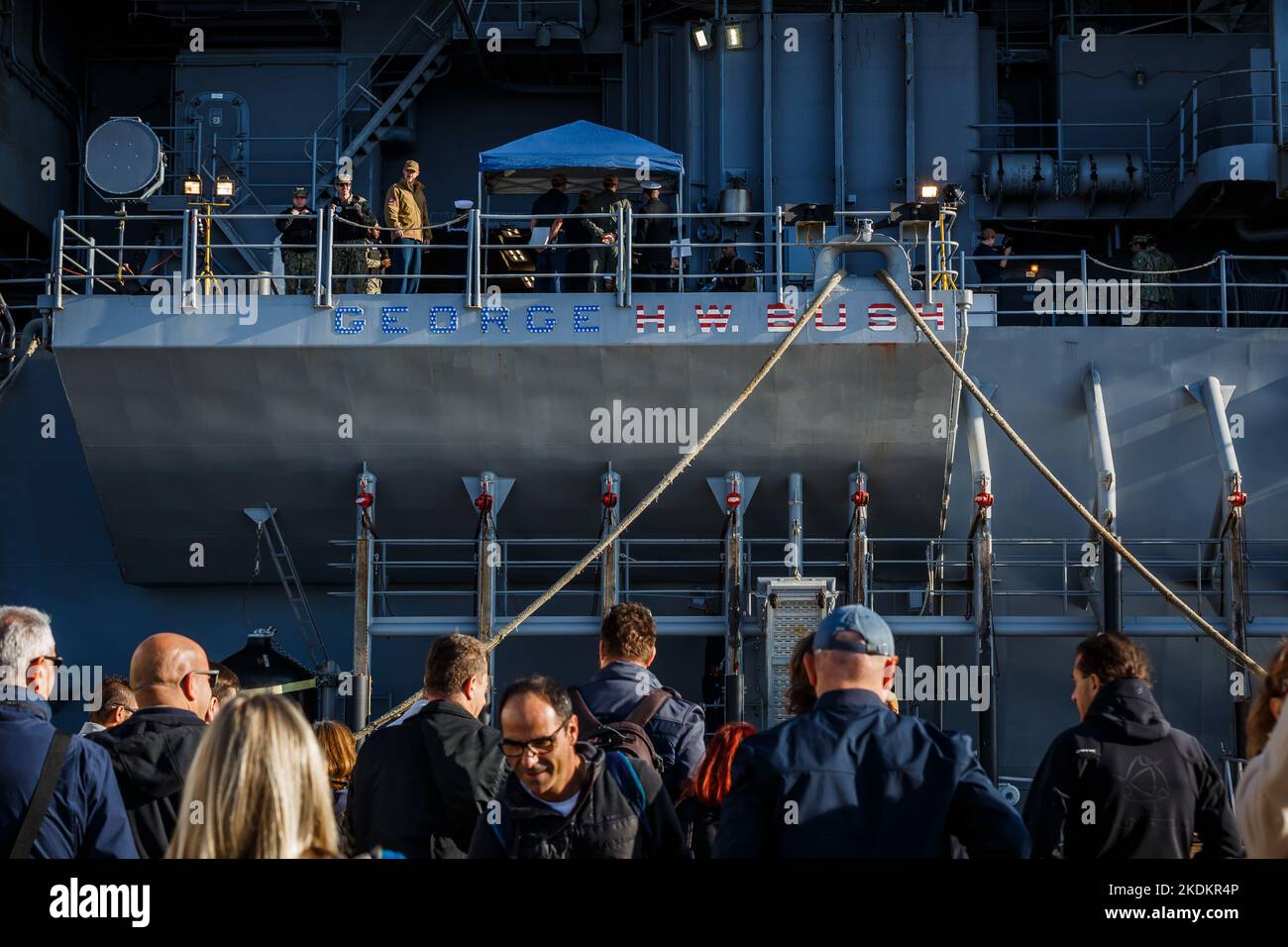 Tour des amerikanischen Flugzeugträgers USS George W. Bush. Fünftausend amerikanische Seeleute des Flugzeugträgers USS George H. W. Bush verbrachten nach der im Mittelmeer stattfindenden Kampfübung Neptun Strike 22,2 fast fünf Tage Urlaub in Split und Umgebung. An dem die kroatische Marine mit einer Reihe von NATO-Verbündeten mit ihrem Raketenschiff „Dubrovnik“ teilnahm. Dieser Flugzeugträger ist der zehnte und letzte der Nimitz-Klasse und nach dem US-Präsidenten Bush (Senior) von 42. benannt, der ebenfalls als erster ehemaliger Präsident diese Ehre erhielt. Es ist genau 333 Meter lang, und re Stockfoto