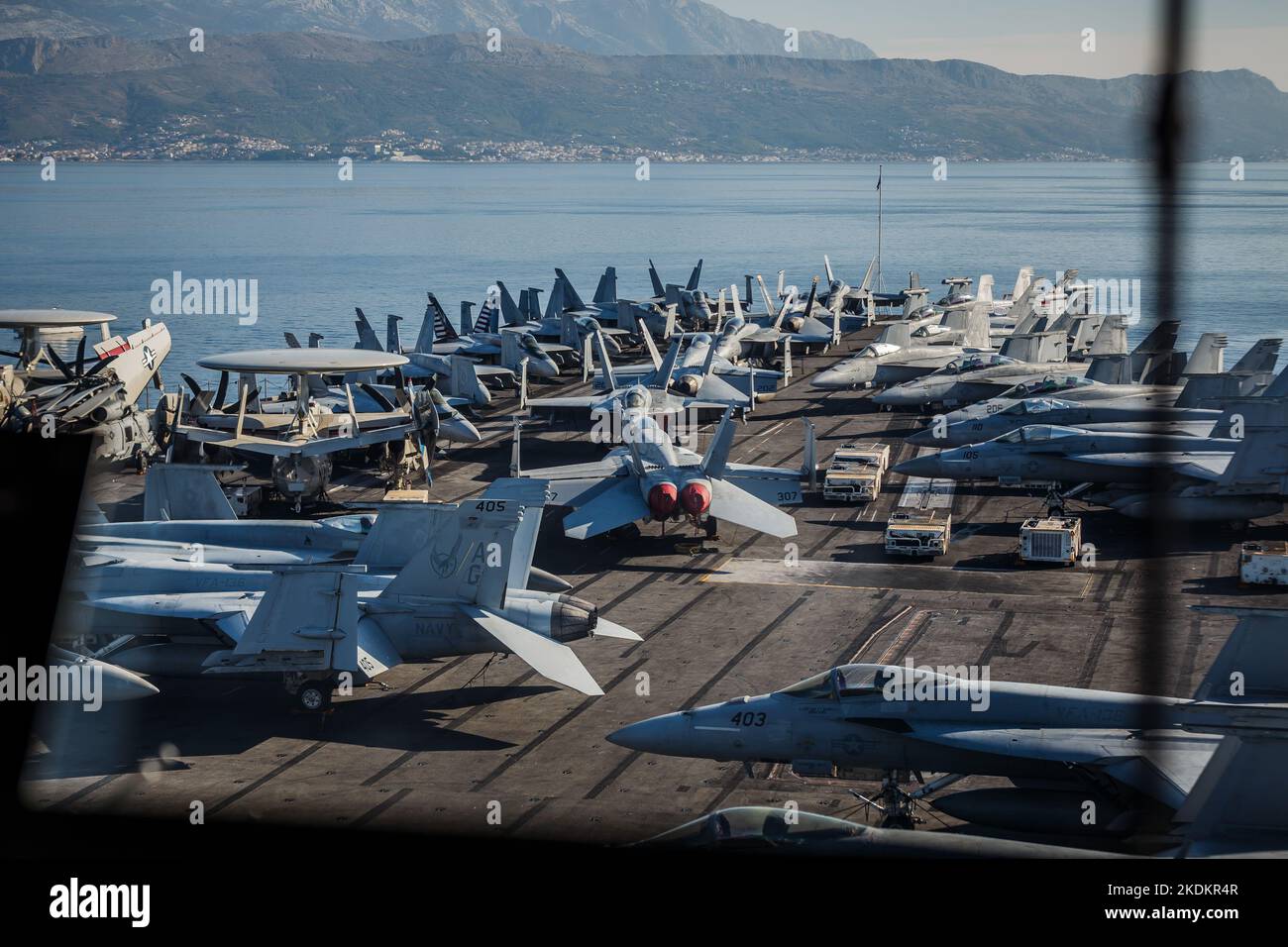 Tour des amerikanischen Flugzeugträgers USS George W. Bush. Fünftausend amerikanische Seeleute des Flugzeugträgers USS George H. W. Bush verbrachten nach der im Mittelmeer stattfindenden Kampfübung Neptun Strike 22,2 fast fünf Tage Urlaub in Split und Umgebung. An dem die kroatische Marine mit einer Reihe von NATO-Verbündeten mit ihrem Raketenschiff „Dubrovnik“ teilnahm. Dieser Flugzeugträger ist der zehnte und letzte der Nimitz-Klasse und nach dem US-Präsidenten Bush (Senior) von 42. benannt, der ebenfalls als erster ehemaliger Präsident diese Ehre erhielt. Es ist genau 333 Meter lang, und re Stockfoto