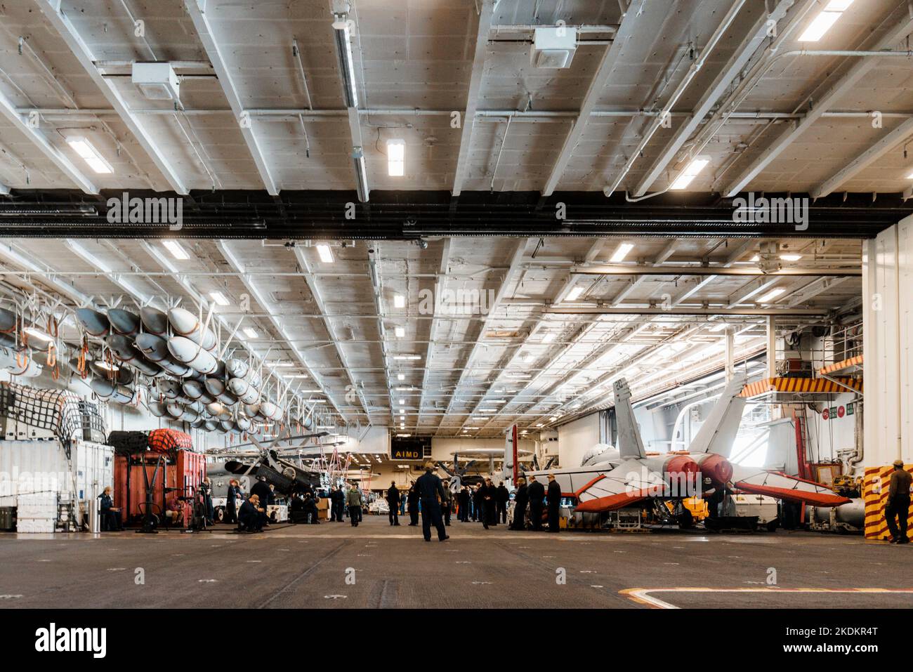 Tour des amerikanischen Flugzeugträgers USS George W. Bush, , in Split, Kroatien, am 07. November, 2022. Fünftausend amerikanische Seeleute des Flugzeugträgers USS George H. W. Bush verbrachten nach der im Mittelmeer abgehaltenen Kampfübung Neptun Strike 22,2 fast fünf Tage Urlaub in Split und Umgebung. An dem die kroatische Marine mit einer Reihe von NATO-Verbündeten mit ihrem Raketenschiff „Dubrovnik“ teilnahm. Dieser Flugzeugträger ist der zehnte und letzte der Nimitz-Klasse und wurde nach dem US-Präsidenten Bush (Senior) von 42. benannt, der ebenfalls der erste ehemalige Präsident war, der dies erhielt Stockfoto