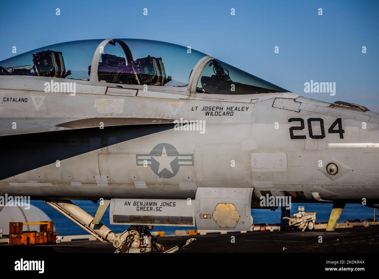 Tour des amerikanischen Flugzeugträgers USS George W. Bush. Fünftausend amerikanische Seeleute des Flugzeugträgers USS George H. W. Bush verbrachten nach der im Mittelmeer stattfindenden Kampfübung Neptun Strike 22,2 fast fünf Tage Urlaub in Split und Umgebung. An dem die kroatische Marine mit einer Reihe von NATO-Verbündeten mit ihrem Raketenschiff „Dubrovnik“ teilnahm. Dieser Flugzeugträger ist der zehnte und letzte der Nimitz-Klasse und nach dem US-Präsidenten Bush (Senior) von 42. benannt, der ebenfalls als erster ehemaliger Präsident diese Ehre erhielt. Es ist genau 333 Meter lang, und re Stockfoto