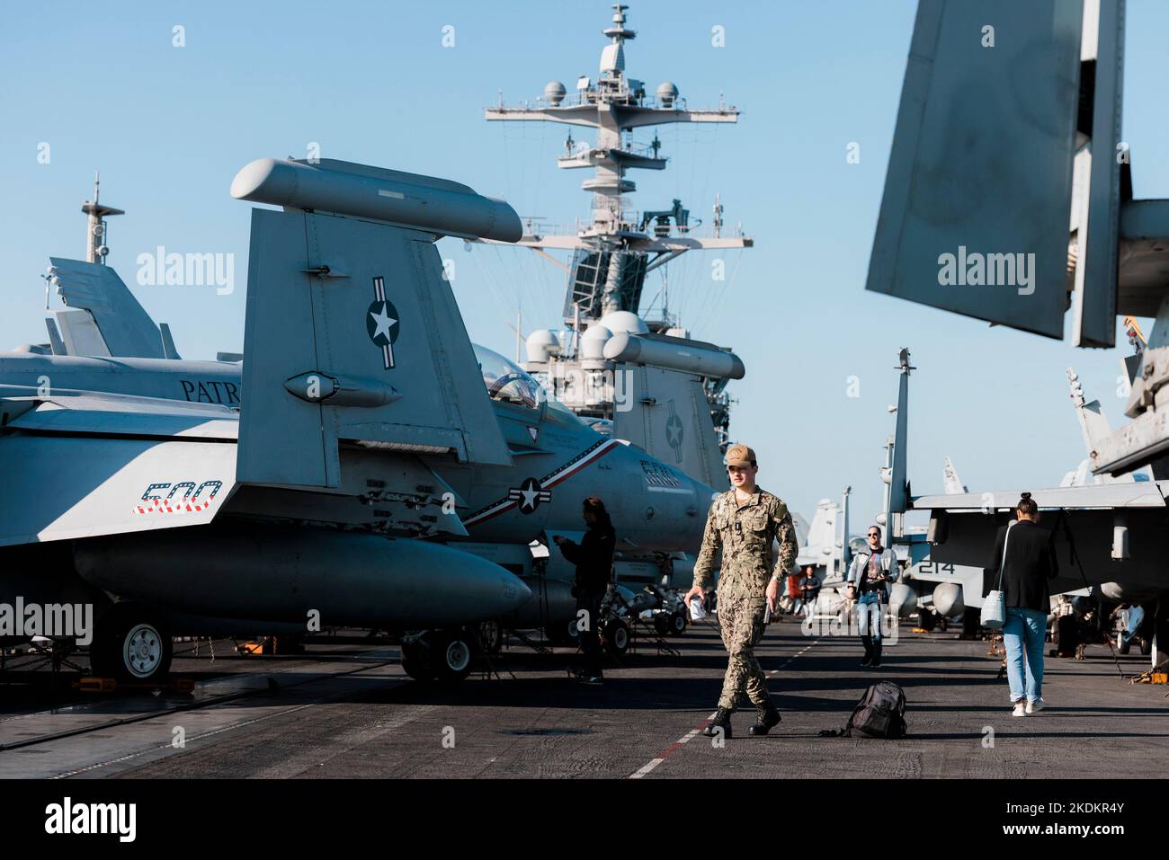 Tour des amerikanischen Flugzeugträgers USS George W. Bush, , in Split, Kroatien, am 07. November, 2022. Fünftausend amerikanische Seeleute des Flugzeugträgers USS George H. W. Bush verbrachten nach der im Mittelmeer abgehaltenen Kampfübung Neptun Strike 22,2 fast fünf Tage Urlaub in Split und Umgebung. An dem die kroatische Marine mit einer Reihe von NATO-Verbündeten mit ihrem Raketenschiff „Dubrovnik“ teilnahm. Dieser Flugzeugträger ist der zehnte und letzte der Nimitz-Klasse und wurde nach dem US-Präsidenten Bush (Senior) von 42. benannt, der ebenfalls der erste ehemalige Präsident war, der dies erhielt Stockfoto