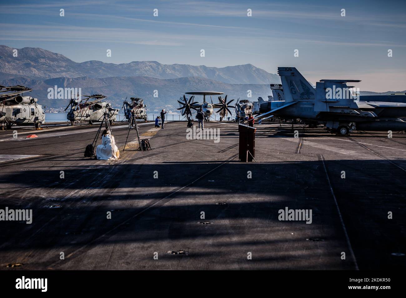 Tour des amerikanischen Flugzeugträgers USS George W. Bush. Fünftausend amerikanische Seeleute des Flugzeugträgers USS George H. W. Bush verbrachten nach der im Mittelmeer stattfindenden Kampfübung Neptun Strike 22,2 fast fünf Tage Urlaub in Split und Umgebung. An dem die kroatische Marine mit einer Reihe von NATO-Verbündeten mit ihrem Raketenschiff „Dubrovnik“ teilnahm. Dieser Flugzeugträger ist der zehnte und letzte der Nimitz-Klasse und nach dem US-Präsidenten Bush (Senior) von 42. benannt, der ebenfalls als erster ehemaliger Präsident diese Ehre erhielt. Es ist genau 333 Meter lang, und re Stockfoto