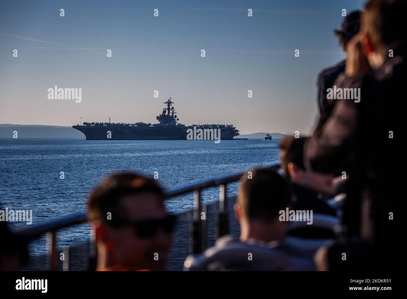 Tour des amerikanischen Flugzeugträgers USS George W. Bush. Fünftausend amerikanische Seeleute des Flugzeugträgers USS George H. W. Bush verbrachten nach der im Mittelmeer stattfindenden Kampfübung Neptun Strike 22,2 fast fünf Tage Urlaub in Split und Umgebung. An dem die kroatische Marine mit einer Reihe von NATO-Verbündeten mit ihrem Raketenschiff „Dubrovnik“ teilnahm. Dieser Flugzeugträger ist der zehnte und letzte der Nimitz-Klasse und nach dem US-Präsidenten Bush (Senior) von 42. benannt, der ebenfalls als erster ehemaliger Präsident diese Ehre erhielt. Es ist genau 333 Meter lang, und re Stockfoto