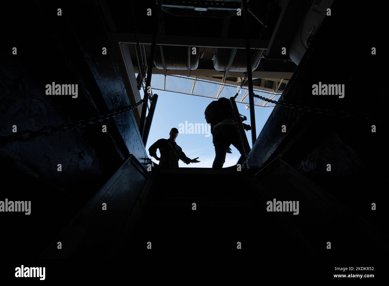 Tour des amerikanischen Flugzeugträgers USS George W. Bush. Fünftausend amerikanische Seeleute des Flugzeugträgers USS George H. W. Bush verbrachten nach der im Mittelmeer stattfindenden Kampfübung Neptun Strike 22,2 fast fünf Tage Urlaub in Split und Umgebung. An dem die kroatische Marine mit einer Reihe von NATO-Verbündeten mit ihrem Raketenschiff „Dubrovnik“ teilnahm. Dieser Flugzeugträger ist der zehnte und letzte der Nimitz-Klasse und nach dem US-Präsidenten Bush (Senior) von 42. benannt, der ebenfalls als erster ehemaliger Präsident diese Ehre erhielt. Es ist genau 333 Meter lang, und re Stockfoto