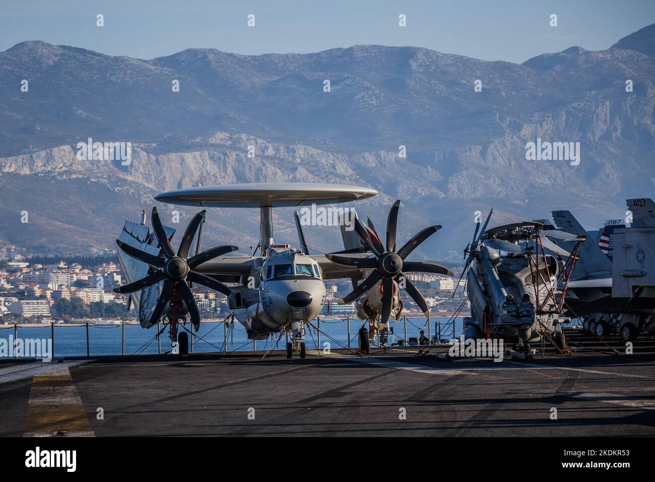 Tour des amerikanischen Flugzeugträgers USS George W. Bush. Fünftausend amerikanische Seeleute des Flugzeugträgers USS George H. W. Bush verbrachten nach der im Mittelmeer stattfindenden Kampfübung Neptun Strike 22,2 fast fünf Tage Urlaub in Split und Umgebung. An dem die kroatische Marine mit einer Reihe von NATO-Verbündeten mit ihrem Raketenschiff „Dubrovnik“ teilnahm. Dieser Flugzeugträger ist der zehnte und letzte der Nimitz-Klasse und nach dem US-Präsidenten Bush (Senior) von 42. benannt, der ebenfalls als erster ehemaliger Präsident diese Ehre erhielt. Es ist genau 333 Meter lang, und re Stockfoto