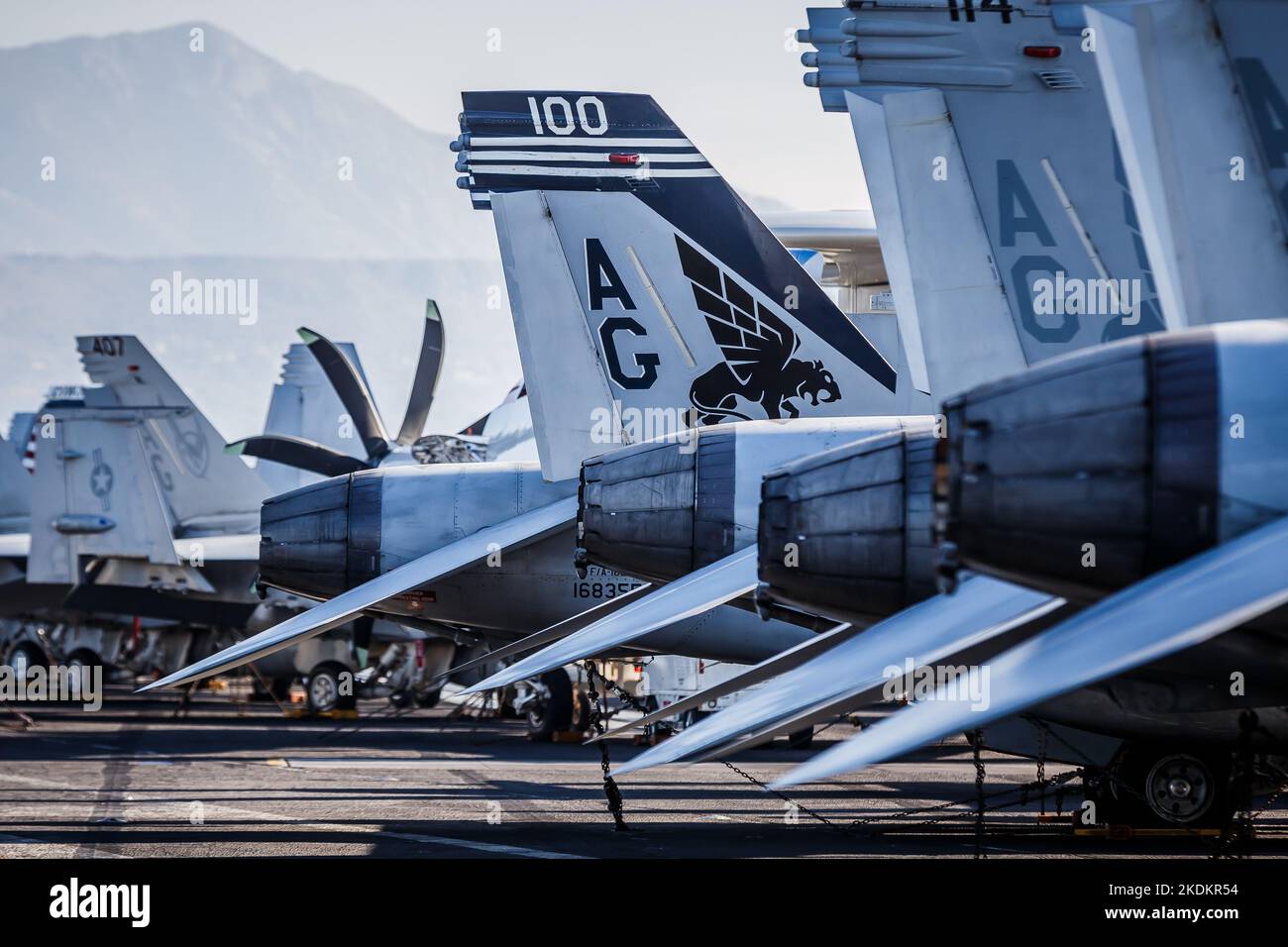 Tour des amerikanischen Flugzeugträgers USS George W. Bush. Fünftausend amerikanische Seeleute des Flugzeugträgers USS George H. W. Bush verbrachten nach der im Mittelmeer stattfindenden Kampfübung Neptun Strike 22,2 fast fünf Tage Urlaub in Split und Umgebung. An dem die kroatische Marine mit einer Reihe von NATO-Verbündeten mit ihrem Raketenschiff „Dubrovnik“ teilnahm. Dieser Flugzeugträger ist der zehnte und letzte der Nimitz-Klasse und nach dem US-Präsidenten Bush (Senior) von 42. benannt, der ebenfalls als erster ehemaliger Präsident diese Ehre erhielt. Es ist genau 333 Meter lang, und re Stockfoto