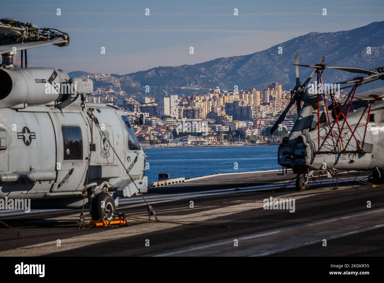 Tour des amerikanischen Flugzeugträgers USS George W. Bush. Fünftausend amerikanische Seeleute des Flugzeugträgers USS George H. W. Bush verbrachten nach der im Mittelmeer stattfindenden Kampfübung Neptun Strike 22,2 fast fünf Tage Urlaub in Split und Umgebung. An dem die kroatische Marine mit einer Reihe von NATO-Verbündeten mit ihrem Raketenschiff „Dubrovnik“ teilnahm. Dieser Flugzeugträger ist der zehnte und letzte der Nimitz-Klasse und nach dem US-Präsidenten Bush (Senior) von 42. benannt, der ebenfalls als erster ehemaliger Präsident diese Ehre erhielt. Es ist genau 333 Meter lang, und re Stockfoto