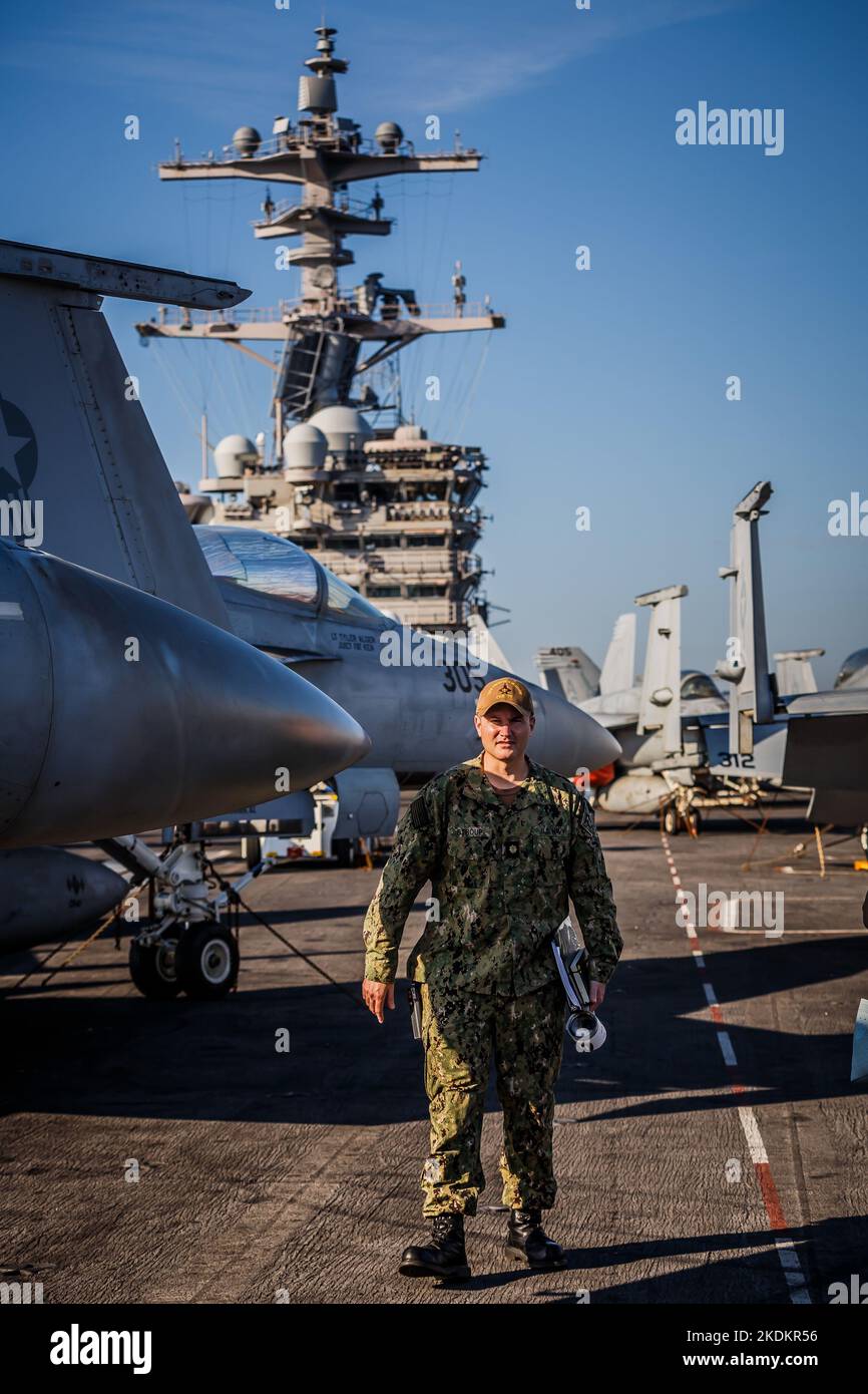 Tour des amerikanischen Flugzeugträgers USS George W. Bush. Fünftausend amerikanische Seeleute des Flugzeugträgers USS George H. W. Bush verbrachten nach der im Mittelmeer stattfindenden Kampfübung Neptun Strike 22,2 fast fünf Tage Urlaub in Split und Umgebung. An dem die kroatische Marine mit einer Reihe von NATO-Verbündeten mit ihrem Raketenschiff „Dubrovnik“ teilnahm. Dieser Flugzeugträger ist der zehnte und letzte der Nimitz-Klasse und nach dem US-Präsidenten Bush (Senior) von 42. benannt, der ebenfalls als erster ehemaliger Präsident diese Ehre erhielt. Es ist genau 333 Meter lang, und re Stockfoto