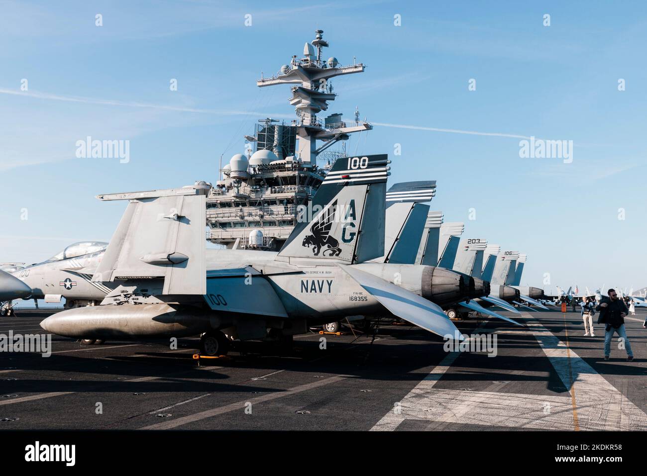 Tour des amerikanischen Flugzeugträgers USS George W. Bush, , in Split, Kroatien, am 07. November, 2022. Fünftausend amerikanische Seeleute des Flugzeugträgers USS George H. W. Bush verbrachten nach der im Mittelmeer abgehaltenen Kampfübung Neptun Strike 22,2 fast fünf Tage Urlaub in Split und Umgebung. An dem die kroatische Marine mit einer Reihe von NATO-Verbündeten mit ihrem Raketenschiff „Dubrovnik“ teilnahm. Dieser Flugzeugträger ist der zehnte und letzte der Nimitz-Klasse und wurde nach dem US-Präsidenten Bush (Senior) von 42. benannt, der ebenfalls der erste ehemalige Präsident war, der dies erhielt Stockfoto