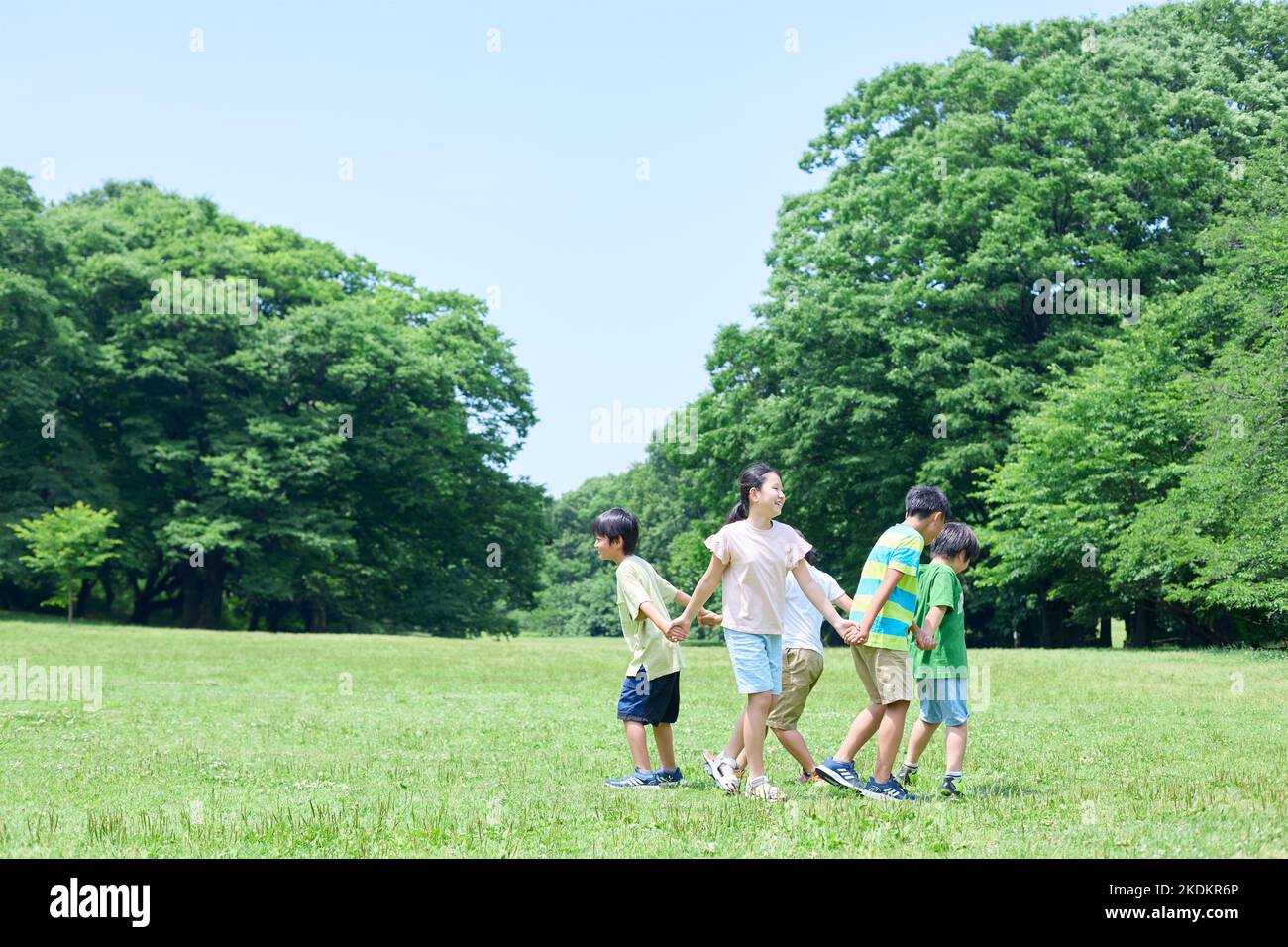 Japanische Kinder im Stadtpark Stockfoto