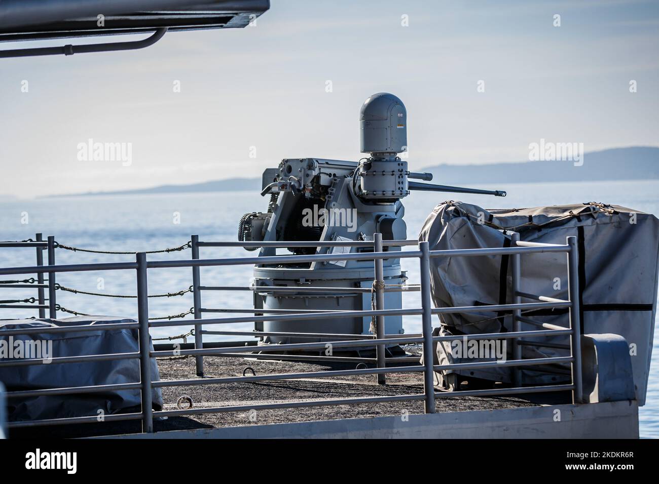 Tour des amerikanischen Flugzeugträgers USS George W. Bush. Fünftausend amerikanische Seeleute des Flugzeugträgers USS George H. W. Bush verbrachten nach der im Mittelmeer stattfindenden Kampfübung Neptun Strike 22,2 fast fünf Tage Urlaub in Split und Umgebung. An dem die kroatische Marine mit einer Reihe von NATO-Verbündeten mit ihrem Raketenschiff „Dubrovnik“ teilnahm. Dieser Flugzeugträger ist der zehnte und letzte der Nimitz-Klasse und nach dem US-Präsidenten Bush (Senior) von 42. benannt, der ebenfalls als erster ehemaliger Präsident diese Ehre erhielt. Es ist genau 333 Meter lang, und re Stockfoto