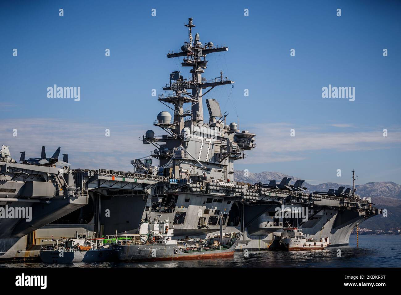 Tour des amerikanischen Flugzeugträgers USS George W. Bush. Fünftausend amerikanische Seeleute des Flugzeugträgers USS George H. W. Bush verbrachten nach der im Mittelmeer stattfindenden Kampfübung Neptun Strike 22,2 fast fünf Tage Urlaub in Split und Umgebung. An dem die kroatische Marine mit einer Reihe von NATO-Verbündeten mit ihrem Raketenschiff „Dubrovnik“ teilnahm. Dieser Flugzeugträger ist der zehnte und letzte der Nimitz-Klasse und nach dem US-Präsidenten Bush (Senior) von 42. benannt, der ebenfalls als erster ehemaliger Präsident diese Ehre erhielt. Es ist genau 333 Meter lang, und re Stockfoto