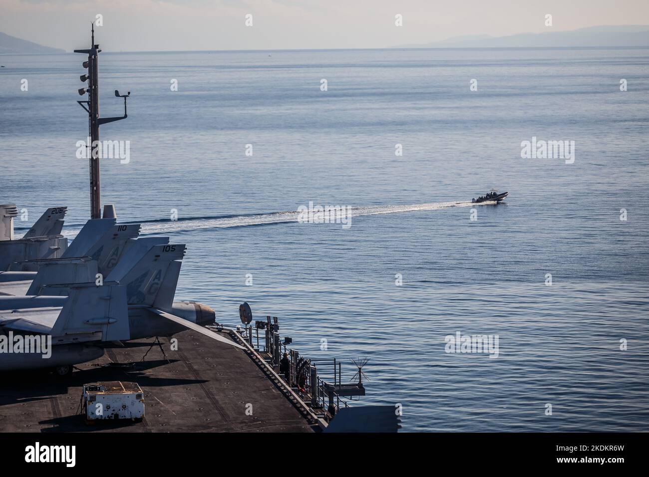 Tour des amerikanischen Flugzeugträgers USS George W. Bush. Fünftausend amerikanische Seeleute des Flugzeugträgers USS George H. W. Bush verbrachten nach der im Mittelmeer stattfindenden Kampfübung Neptun Strike 22,2 fast fünf Tage Urlaub in Split und Umgebung. An dem die kroatische Marine mit einer Reihe von NATO-Verbündeten mit ihrem Raketenschiff „Dubrovnik“ teilnahm. Dieser Flugzeugträger ist der zehnte und letzte der Nimitz-Klasse und nach dem US-Präsidenten Bush (Senior) von 42. benannt, der ebenfalls als erster ehemaliger Präsident diese Ehre erhielt. Es ist genau 333 Meter lang, und re Stockfoto