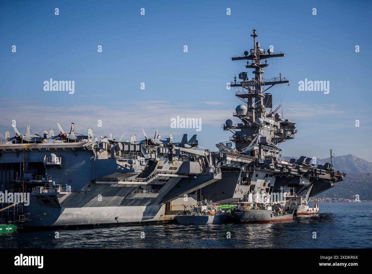 Tour des amerikanischen Flugzeugträgers USS George W. Bush. Fünftausend amerikanische Seeleute des Flugzeugträgers USS George H. W. Bush verbrachten nach der im Mittelmeer stattfindenden Kampfübung Neptun Strike 22,2 fast fünf Tage Urlaub in Split und Umgebung. An dem die kroatische Marine mit einer Reihe von NATO-Verbündeten mit ihrem Raketenschiff „Dubrovnik“ teilnahm. Dieser Flugzeugträger ist der zehnte und letzte der Nimitz-Klasse und nach dem US-Präsidenten Bush (Senior) von 42. benannt, der ebenfalls als erster ehemaliger Präsident diese Ehre erhielt. Es ist genau 333 Meter lang, und re Stockfoto