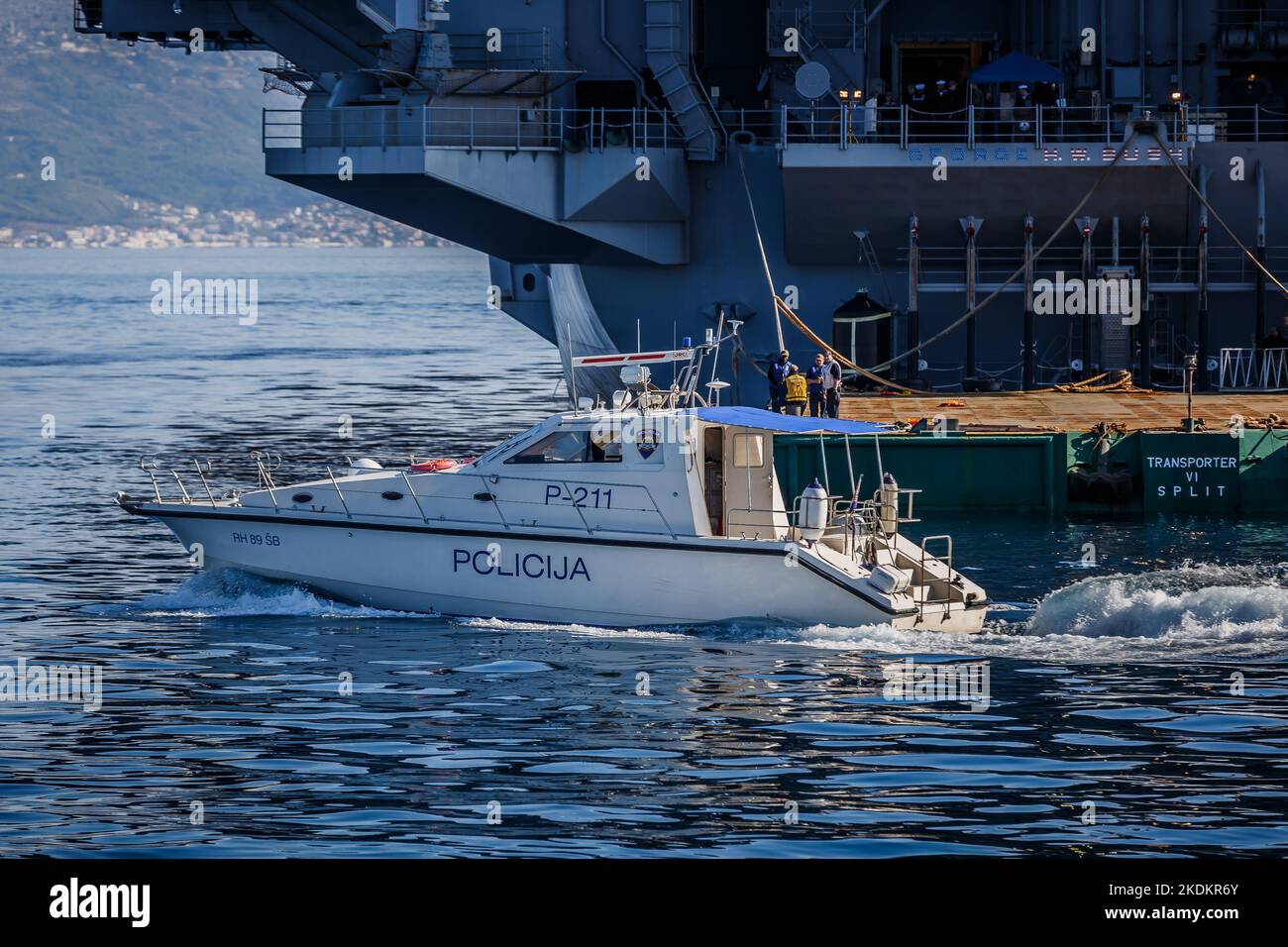 Tour des amerikanischen Flugzeugträgers USS George W. Bush. Fünftausend amerikanische Seeleute des Flugzeugträgers USS George H. W. Bush verbrachten nach der im Mittelmeer stattfindenden Kampfübung Neptun Strike 22,2 fast fünf Tage Urlaub in Split und Umgebung. An dem die kroatische Marine mit einer Reihe von NATO-Verbündeten mit ihrem Raketenschiff „Dubrovnik“ teilnahm. Dieser Flugzeugträger ist der zehnte und letzte der Nimitz-Klasse und nach dem US-Präsidenten Bush (Senior) von 42. benannt, der ebenfalls als erster ehemaliger Präsident diese Ehre erhielt. Es ist genau 333 Meter lang, und re Stockfoto