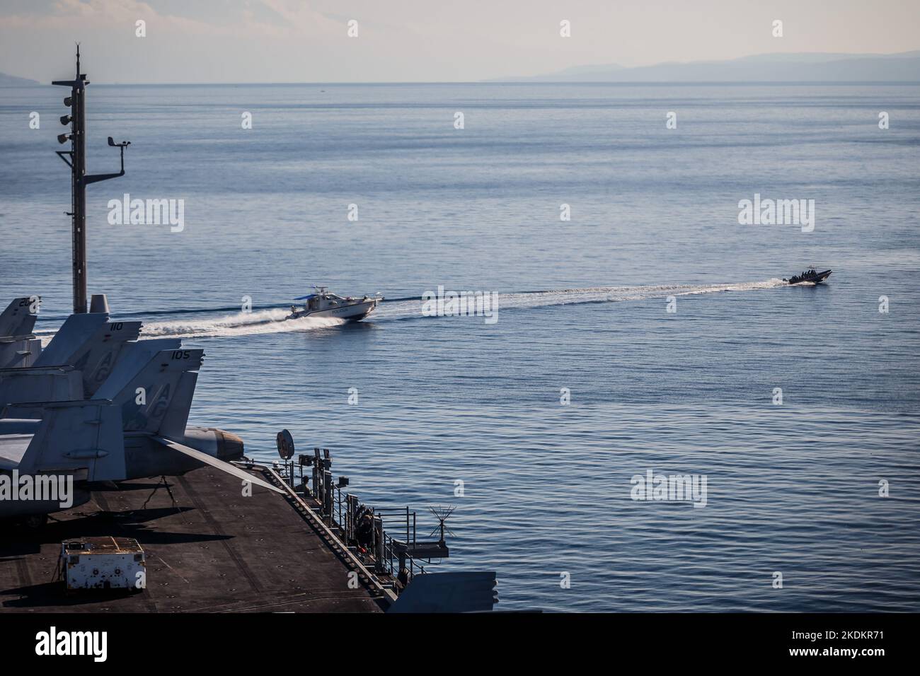 Tour des amerikanischen Flugzeugträgers USS George W. Bush. Fünftausend amerikanische Seeleute des Flugzeugträgers USS George H. W. Bush verbrachten nach der im Mittelmeer stattfindenden Kampfübung Neptun Strike 22,2 fast fünf Tage Urlaub in Split und Umgebung. An dem die kroatische Marine mit einer Reihe von NATO-Verbündeten mit ihrem Raketenschiff „Dubrovnik“ teilnahm. Dieser Flugzeugträger ist der zehnte und letzte der Nimitz-Klasse und nach dem US-Präsidenten Bush (Senior) von 42. benannt, der ebenfalls als erster ehemaliger Präsident diese Ehre erhielt. Es ist genau 333 Meter lang, und re Stockfoto